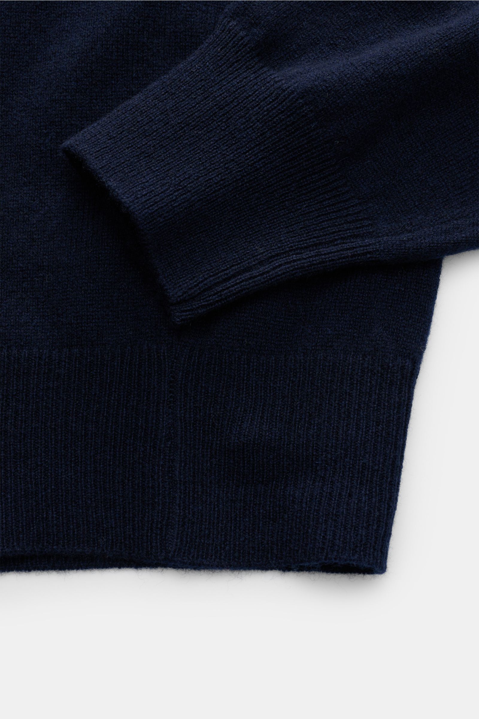 BRAUN Hamburg Rollkragenpullover navy, Detailaufnahme von Ärmel und Bund, weicher Garnmix aus Schurwolle, Cashmere, Viskose, Slim Fit, feines Strickbild, Rippbündchen, Rollkragen
