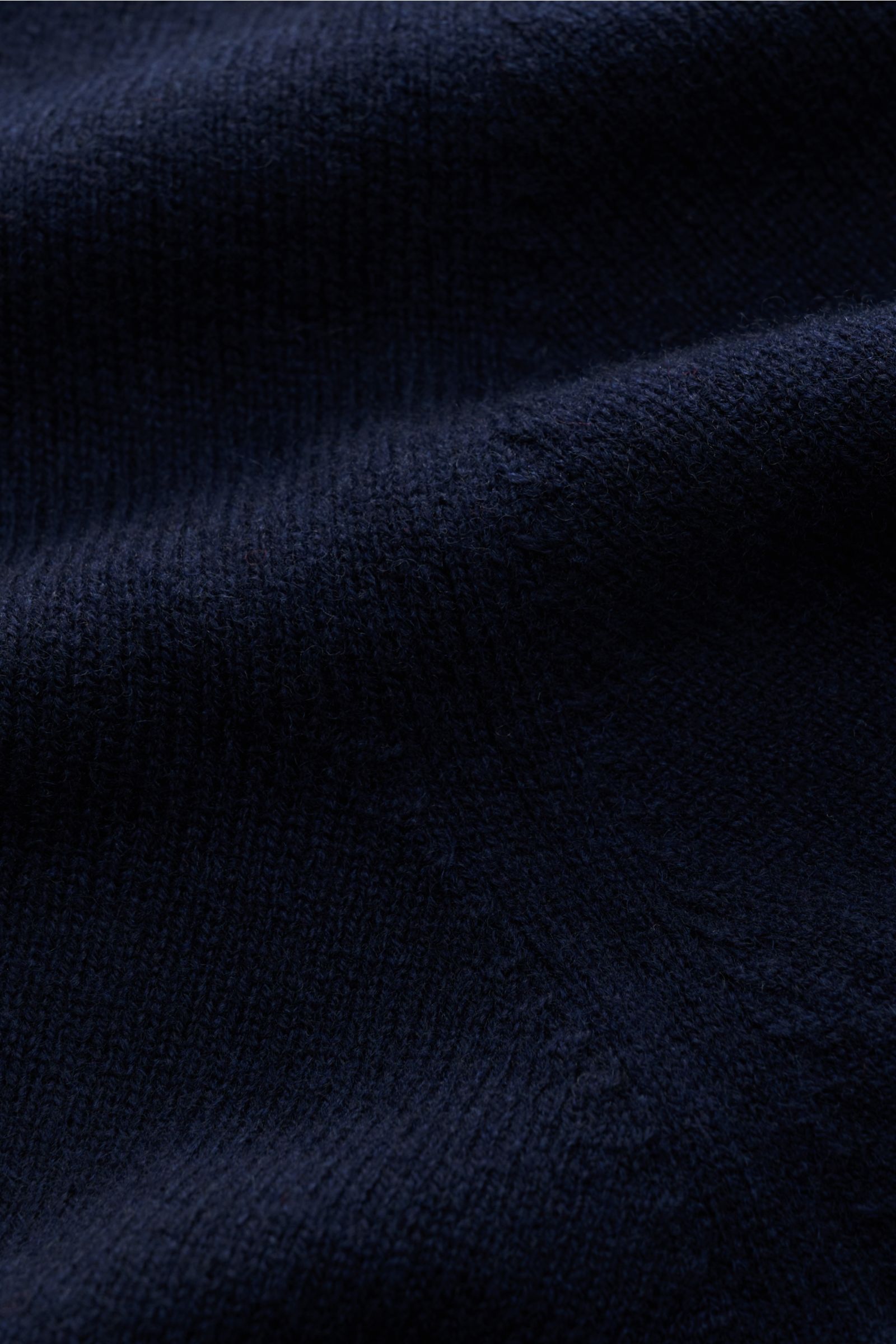 Nahaufnahme des feinen Strickbilds des BRAUN Hamburg Rollkragenpullover navy aus weichem Schurwolle-, Cashmere- und Viskose-Mix, Slim Fit.