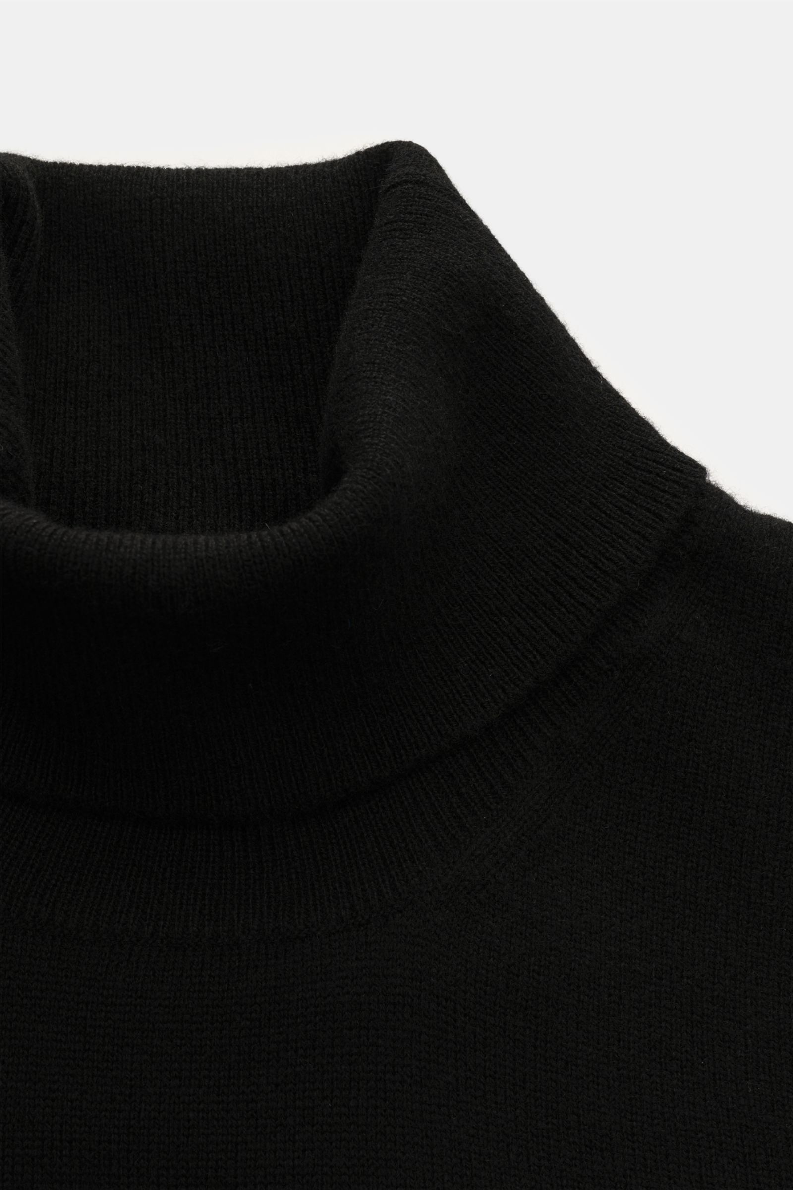 Nahaufnahme des schwarzen BRAUN Hamburg Rollkragenpullovers aus weichem Schurwolle-, Cashmere- und Viskose-Mix, Slim Fit, feines Strickbild.