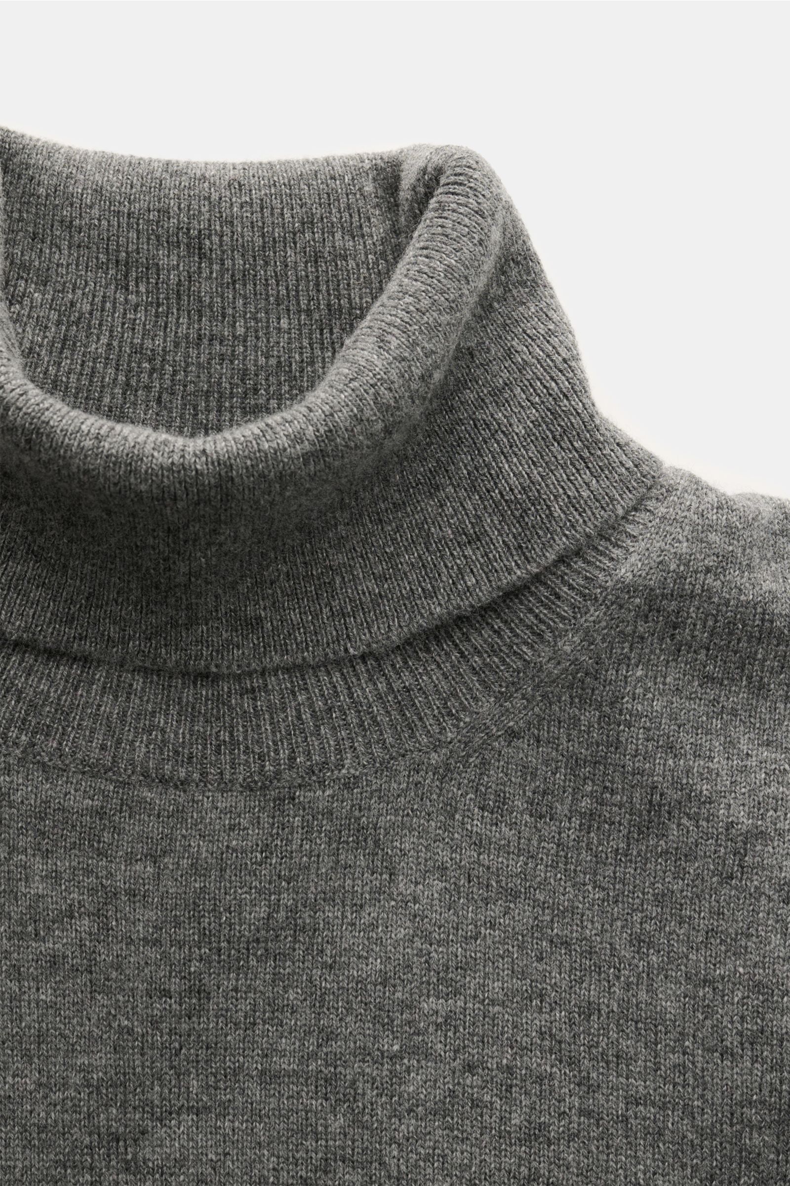 Nahaufnahme des BRAUN Hamburg Rollkragenpullovers grau aus weichem Schurwolle-Cashmere-Viskose-Mix mit feinem Strickbild und Slim Fit, seitlich fotografiert.