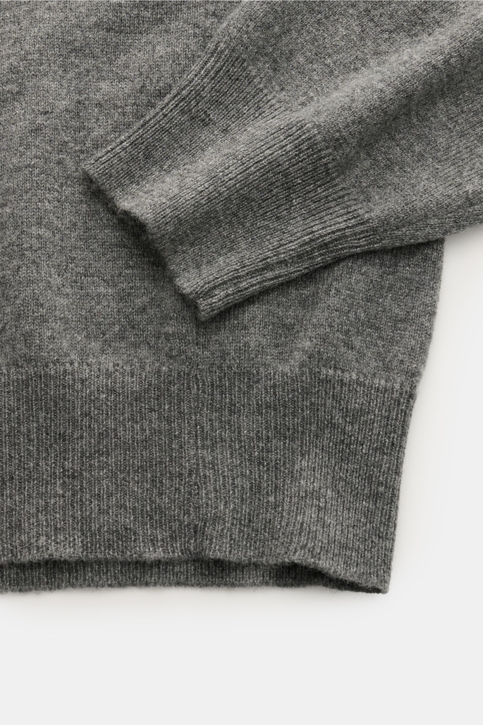 BRAUN Hamburg Rollkragenpullover grau, Nahaufnahme von Ärmel und Saum, weicher Strick aus Schurwolle, Cashmere, Viskose, Slim Fit, Rippbündchen.