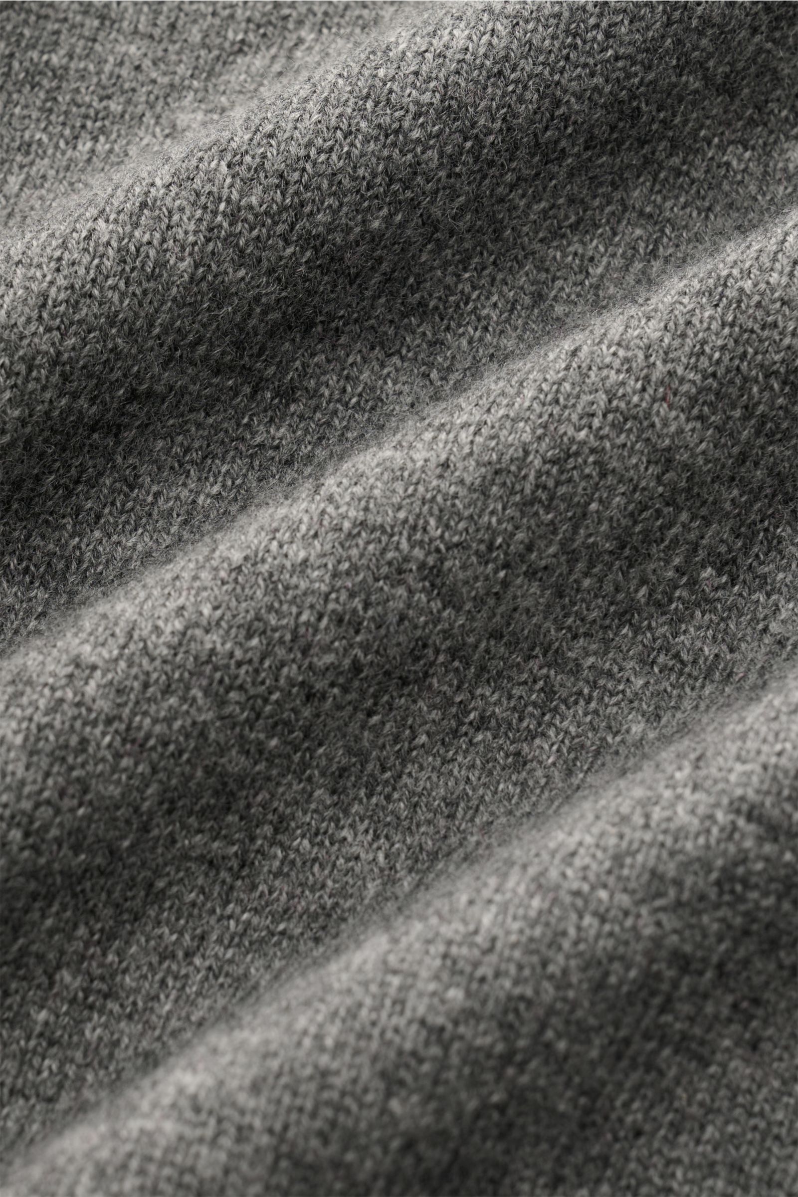 Nahaufnahme des grauen BRAUN Hamburg Rollkragenpullovers zeigt feines Strickbild, weichen Garnmix aus Schurwolle, Cashmere und Viskose.