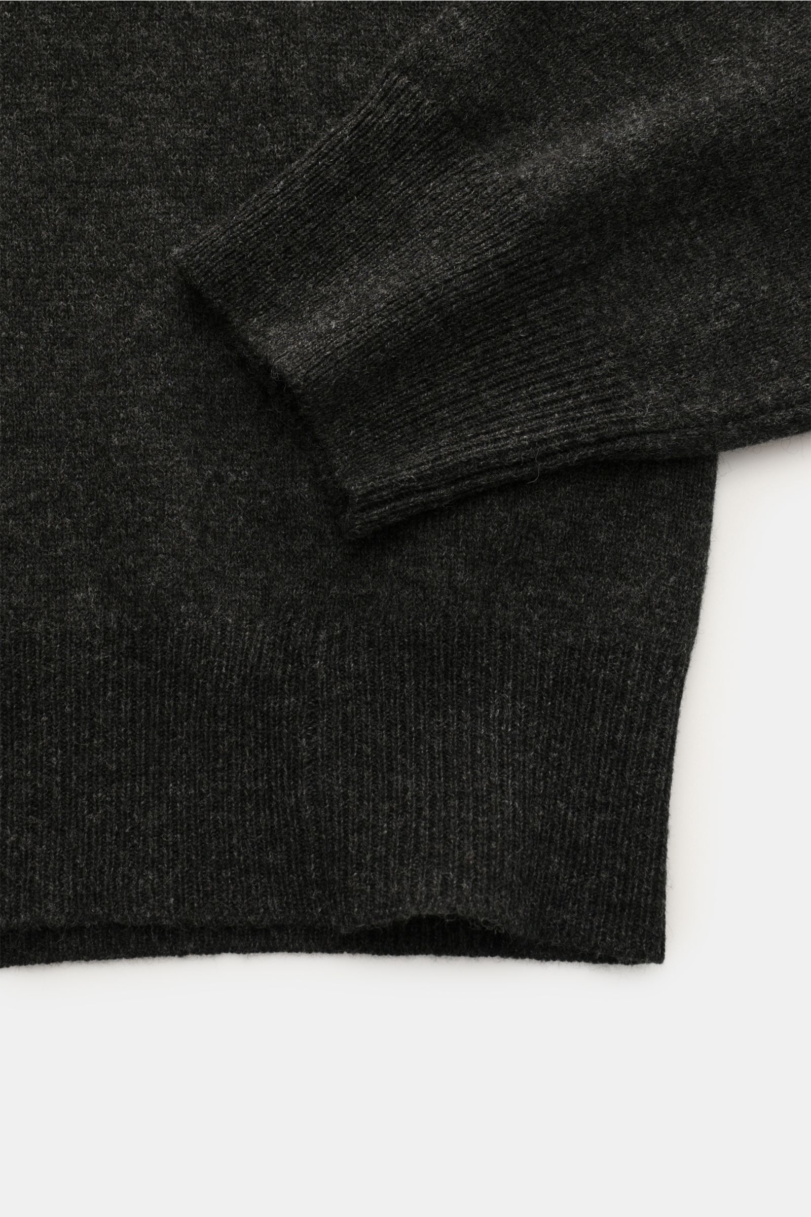 BRAUN Hamburg Rollkragenpullover anthrazit, Detailaufnahme von Ärmel und Saum, weicher Garnmix aus Schurwolle, Cashmere, Viskose, Slim Fit, feines Strickbild, Rippbündchen.