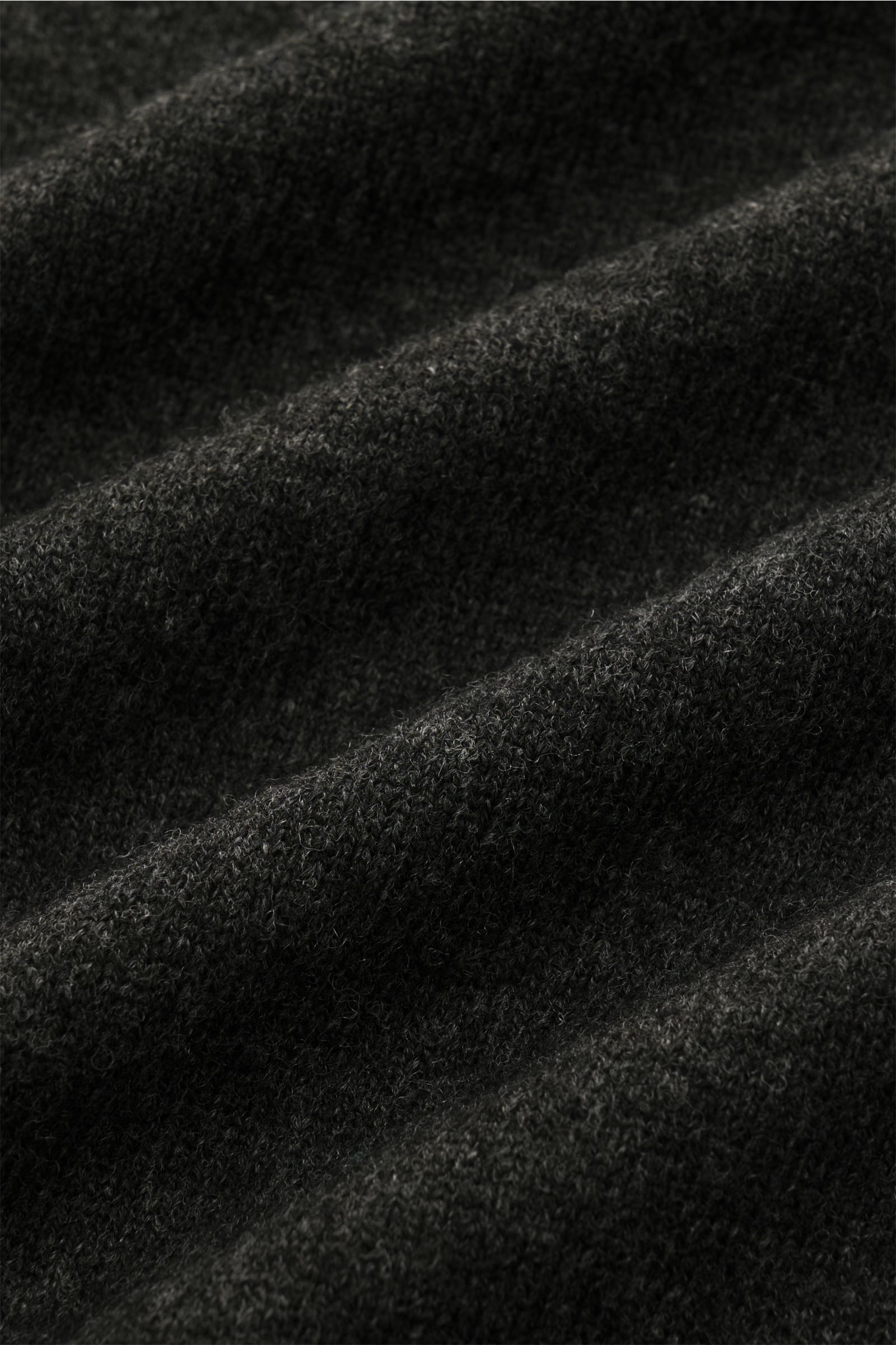 Nahaufnahme des feinen Strickbilds des BRAUN Hamburg Rollkragenpullover anthrazit aus weichem Schurwolle-Cashmere-Viskose-Mix.