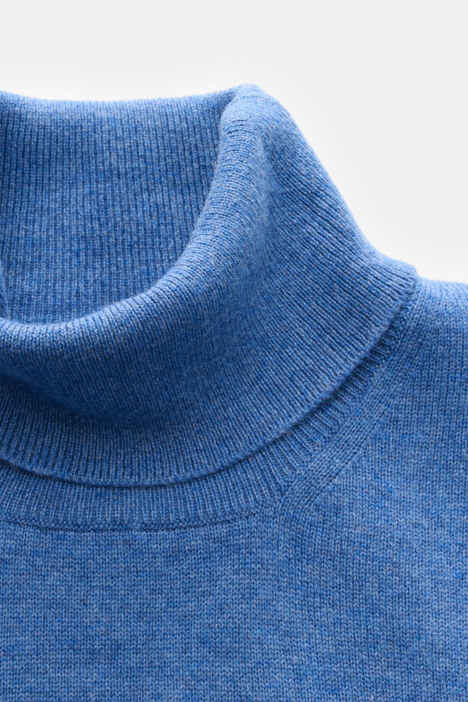 Nahaufnahme von BRAUN Hamburg Rollkragenpullover blau meliert aus weichem Schurwolle-Cashmere-Viskose-Mix, feinem Strickbild und Slim Fit.