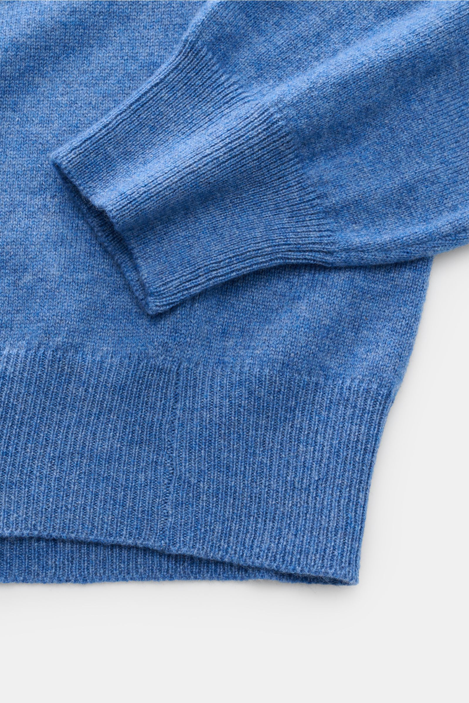 Nahaufnahme eines blau melierten BRAUN Hamburg Rollkragenpullovers, Slim Fit mit weichem Garnmix aus Schurwolle, Cashmere und Viskose, feinem Strickbild und Rippbündchen.