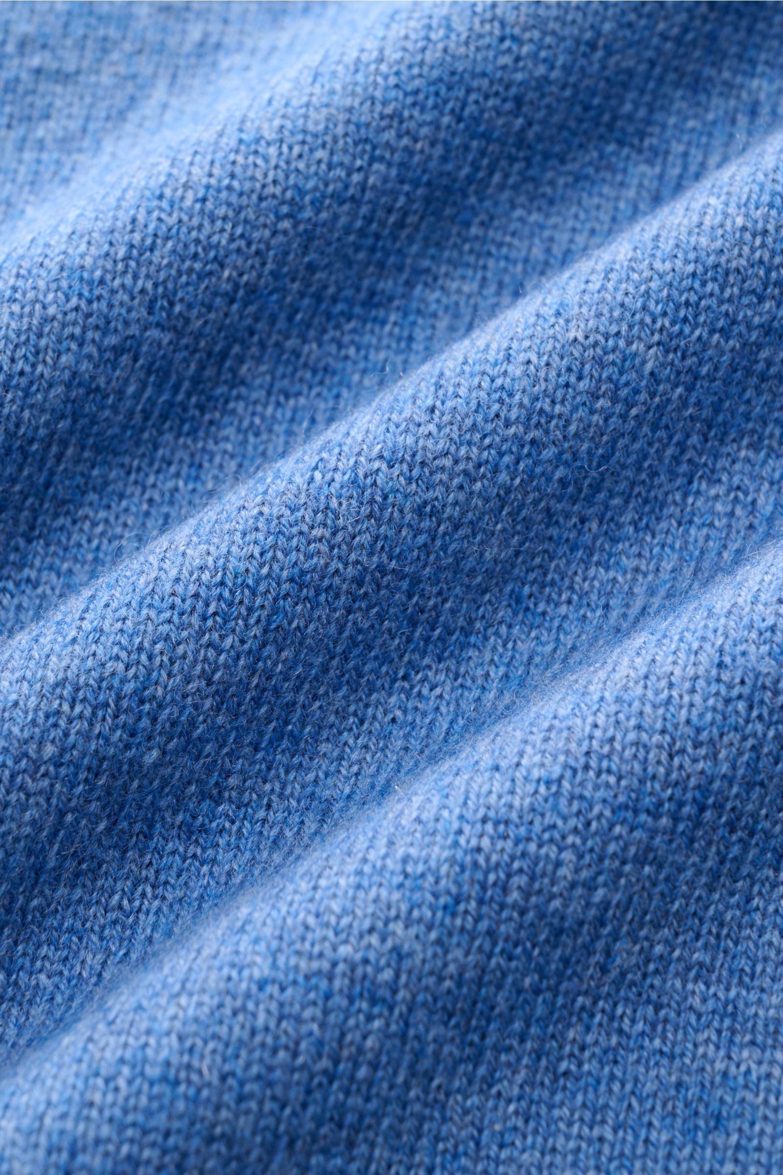 Nahaufnahme des feinen Strickbilds des BRAUN Hamburg Rollkragenpullovers blau meliert aus weichem Schurwolle-, Cashmere- und Viskose-Mix.