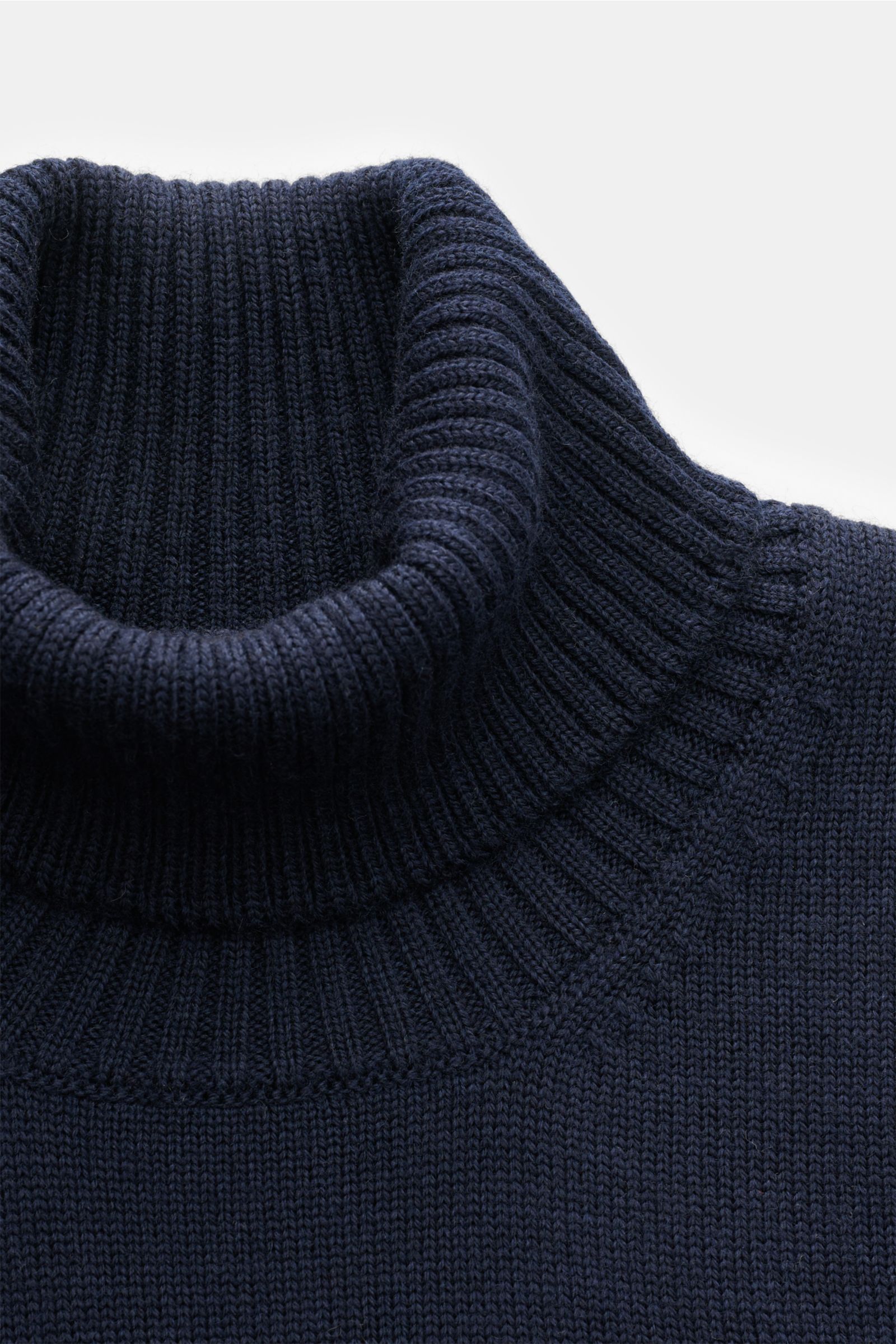 Close-up front view of the Gran Sasso Rollkragenpullover navy showcasing its soft, heavy knit pure virgin wool with a slim fit, fitted turtleneck, and comfortable ribbed cuffs. Ein komfortables Basic für vielseitige Looks: Der edle BRAUN HAMBURG Rollkr