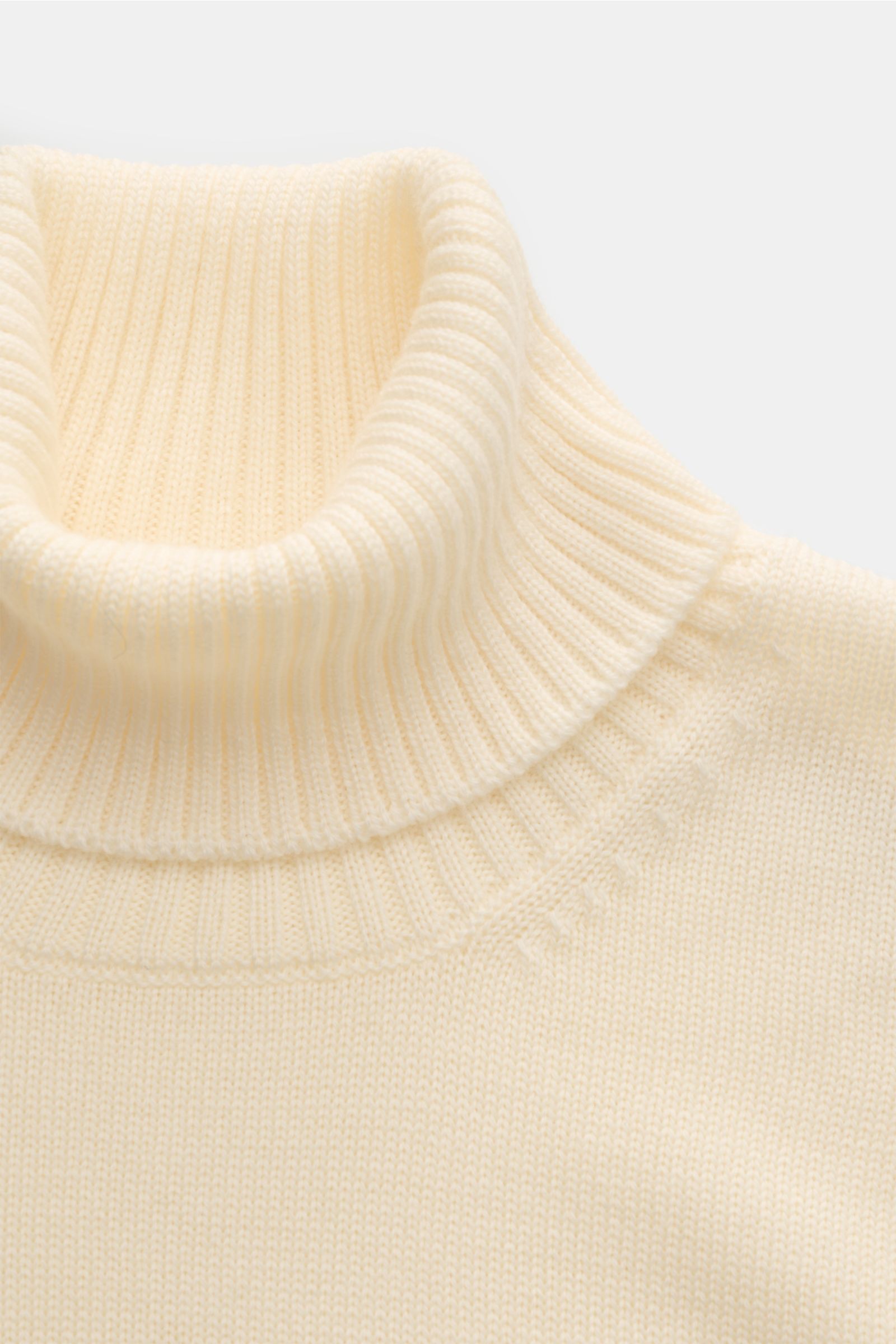 Close-up front view of the Gran Sasso Rollkragenpullover creme, a slim fit cream turtleneck sweater made of pure virgin wool with a soft feel, medium-fine knit, heavy knit quality, fitted roll neck, and comfortable ribbed cuffs. Ein komfortables Basic 