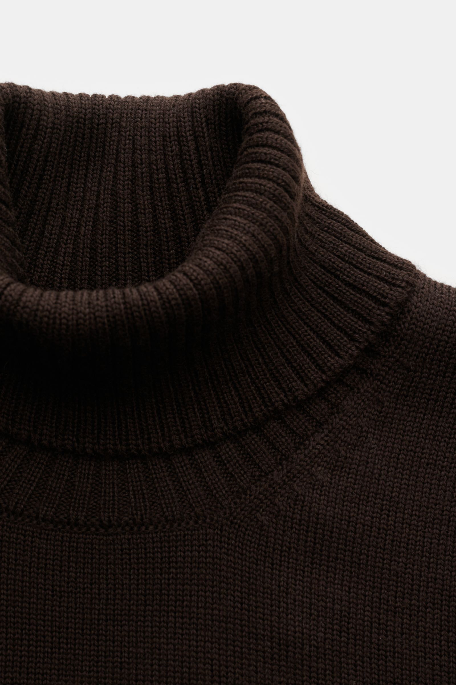 Gran Sasso Rollkragenpullover dunkelbraun aus reiner Schurwolle, weicher Griff, schwere Strickqualität, mittelfeines Strickbild, Slim Fit, anliegender Rollkragen, Rippbündchen, Nahaufnahme von oben.