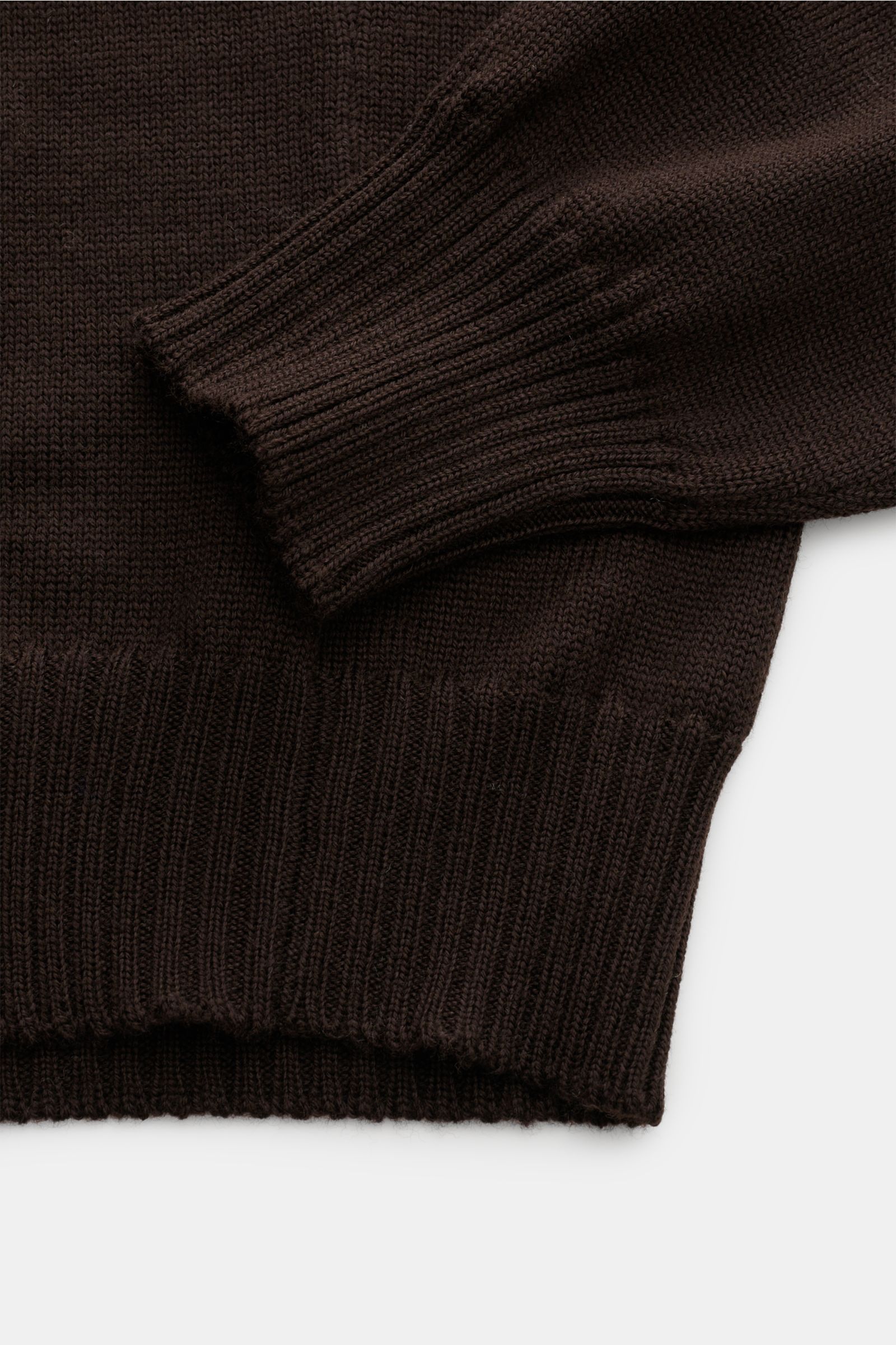 Gran Sasso Rollkragenpullover dunkelbraun aus reiner Schurwolle, Slim Fit mit anliegendem Rollkragen und Rippbündchen, Detailaufnahme von Ärmel und Saum.