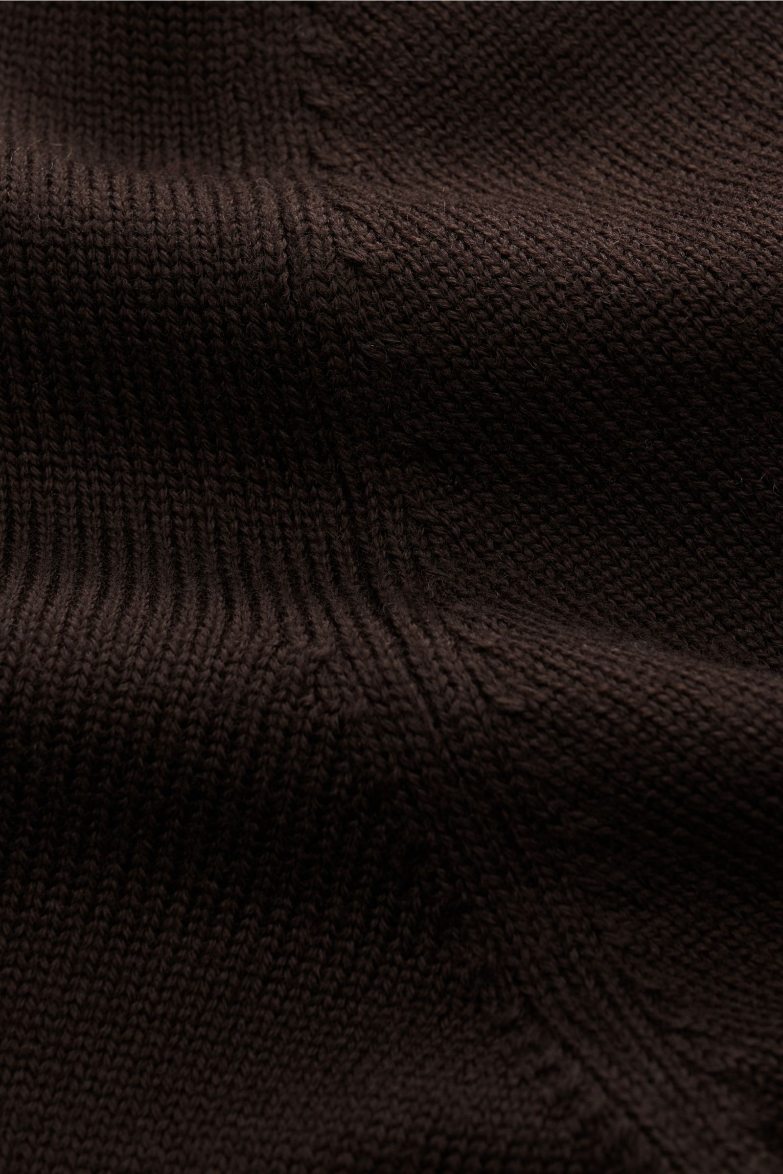 Gran Sasso Rollkragenpullover dunkelbraun aus reiner Schurwolle, weicher Griff, mittelfeines Strickbild, Slim Fit, Detailaufnahme Stoffstruktur.