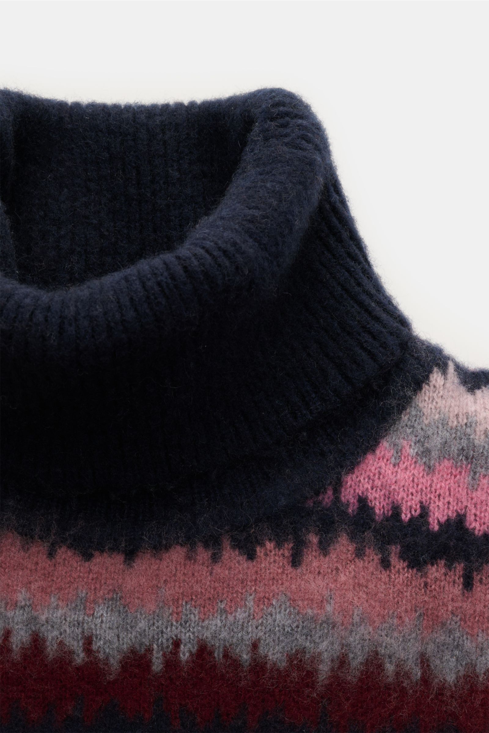 Close-up front-top view of the Piacenza 1733 Cashmere Rollkragenpullover navy/rosé/grau gestreift with reiner Cashmere, very soft, voluminous feel, stylish zigzag stripe pattern, medium-fine knit, Regular Fit, fitted turtleneck, and wide ribbed cuffs.