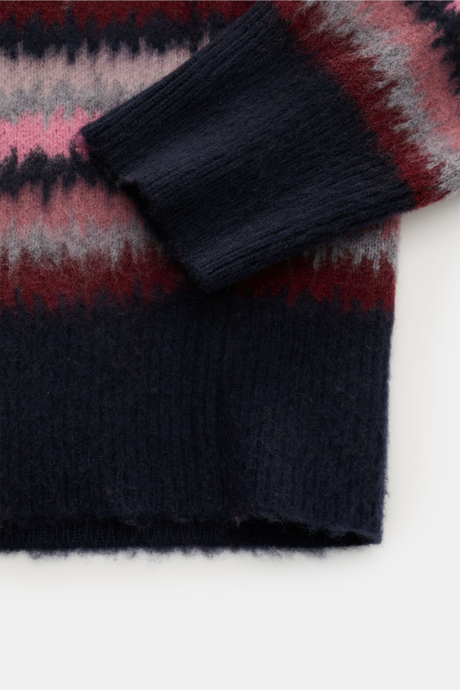 Close-up front view of the Piacenza 1733 Cashmere Rollkragenpullover navy/rosé/grau gestreift showing reiner Cashmere, sehr weicher, voluminöser Griff, stilvolles Zickzack-Streifenmuster, mittelfeines Strickbild, Regular Fit, anliegender Rollkragen, and b