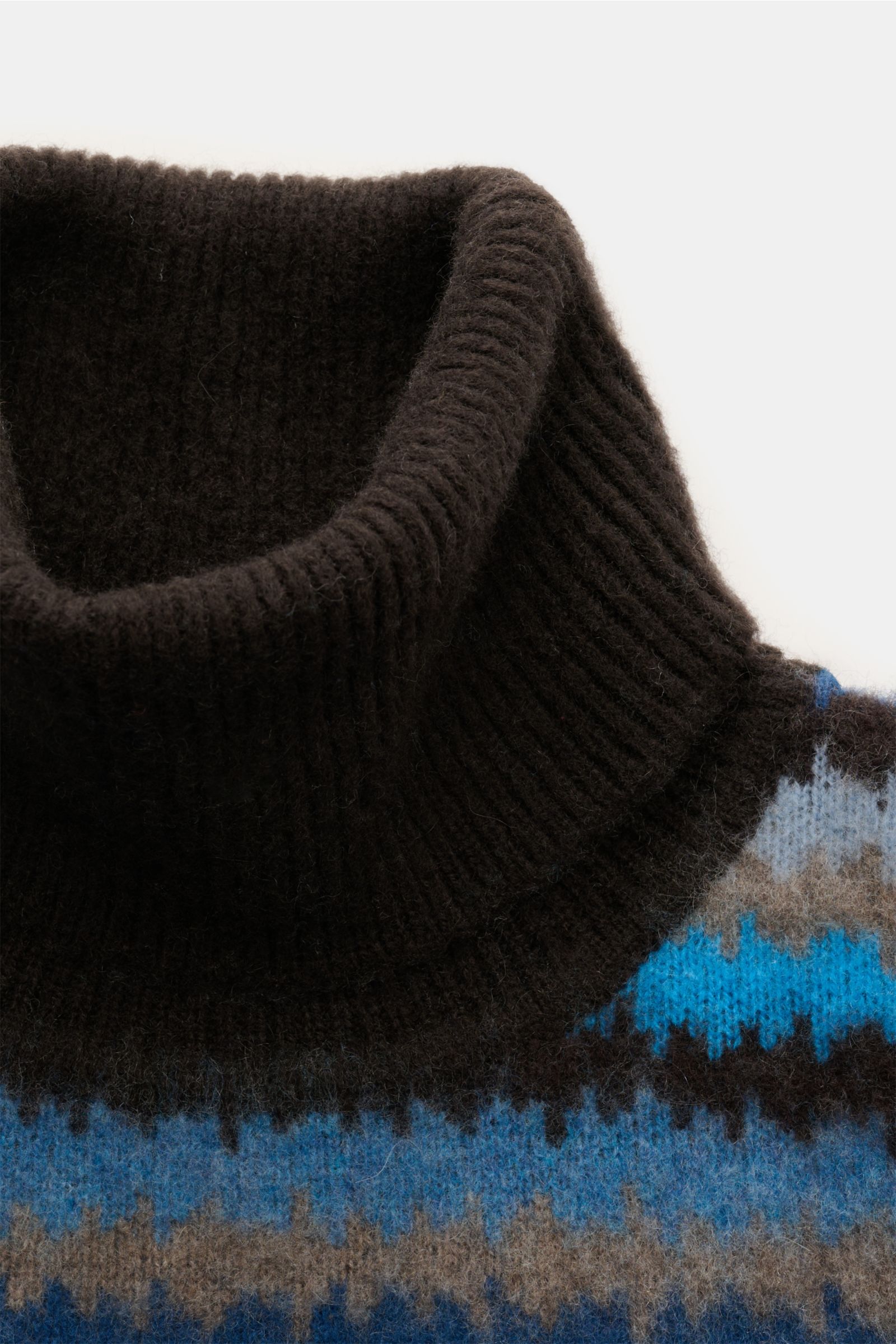 Nahaufnahme von Piacenza 1733 Cashmere Rollkragenpullover dunkelbraun/blau/beige gestreift, reiner Cashmere, weicher Griff, Zickzack-Muster, mittelfein, Regular Fit, anliegender Rollkragen, breite Rippbündchen.