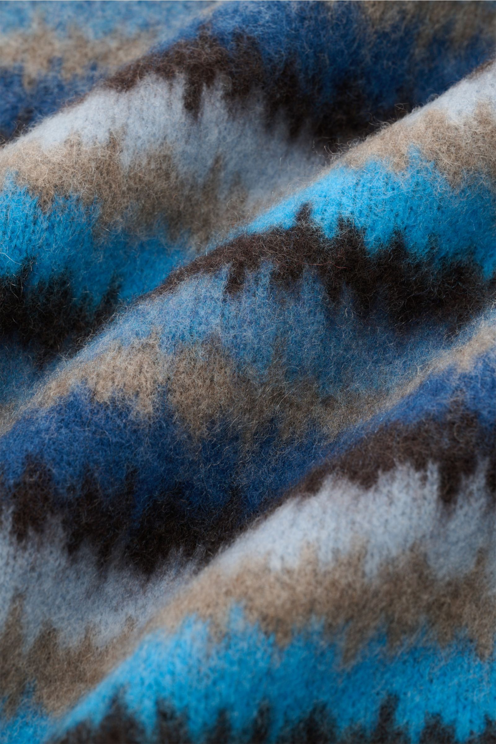 Nahaufnahme des Piacenza 1733 Cashmere Rollkragenpullovers dunkelbraun/blau/beige gestreift, reiner Cashmere, weicher Griff, Zickzack-Streifen, mittelfeines Strickbild, Regular Fit, anliegender Rollkragen, breite Rippbündchen.