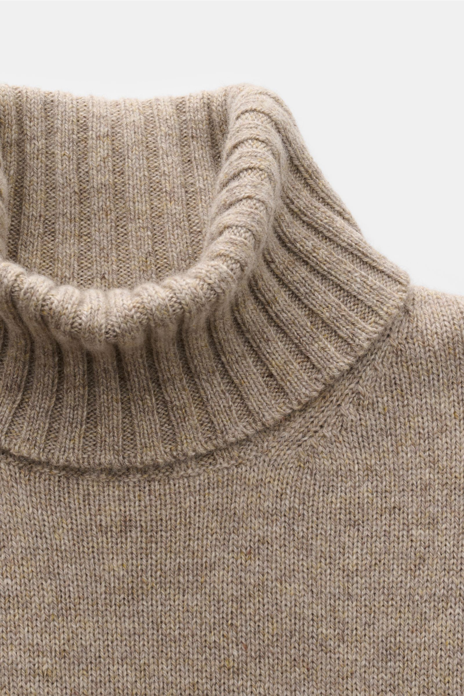 Close-up front view of the Filippo de Laurentiis Cashmere Rollkragenpullover beige meliert, showcasing the ribbed turtleneck and fine knit texture. Luxuriöser Strick für Herbst und Winter: Der Rollkragenpullover von FILIPPO DE LAURENTIIS ist mit seinem fe