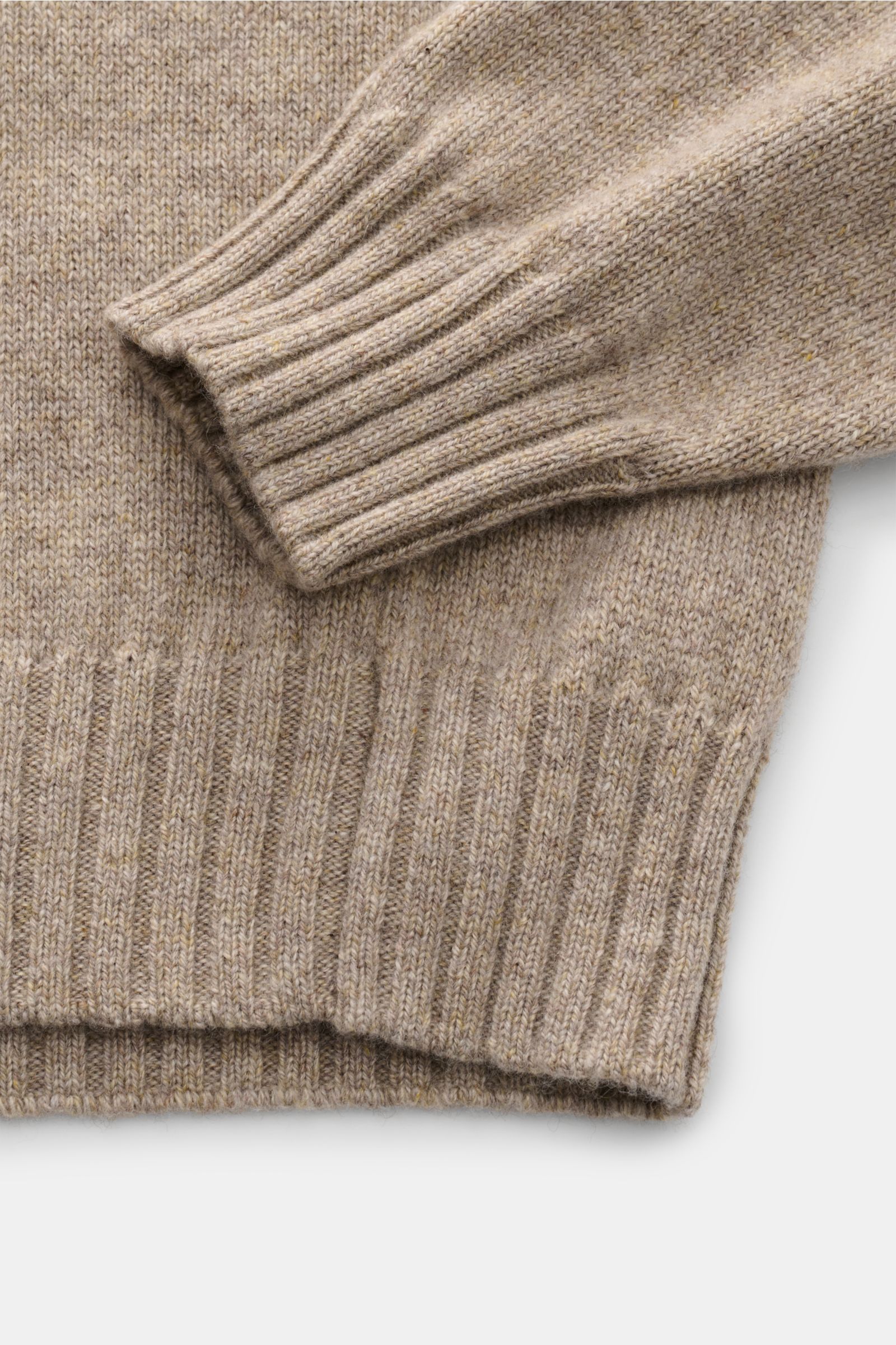 Close-up top-down view of the beige meliert Filippo de Laurentiis Cashmere Rollkragenpullover sleeve and hem with fine knit texture and ribbed cuffs.

Luxuriöser Strick für Herbst und Winter: Der Rollkragenpullover von FILIPPO DE LAURENTIIS ist mit sei