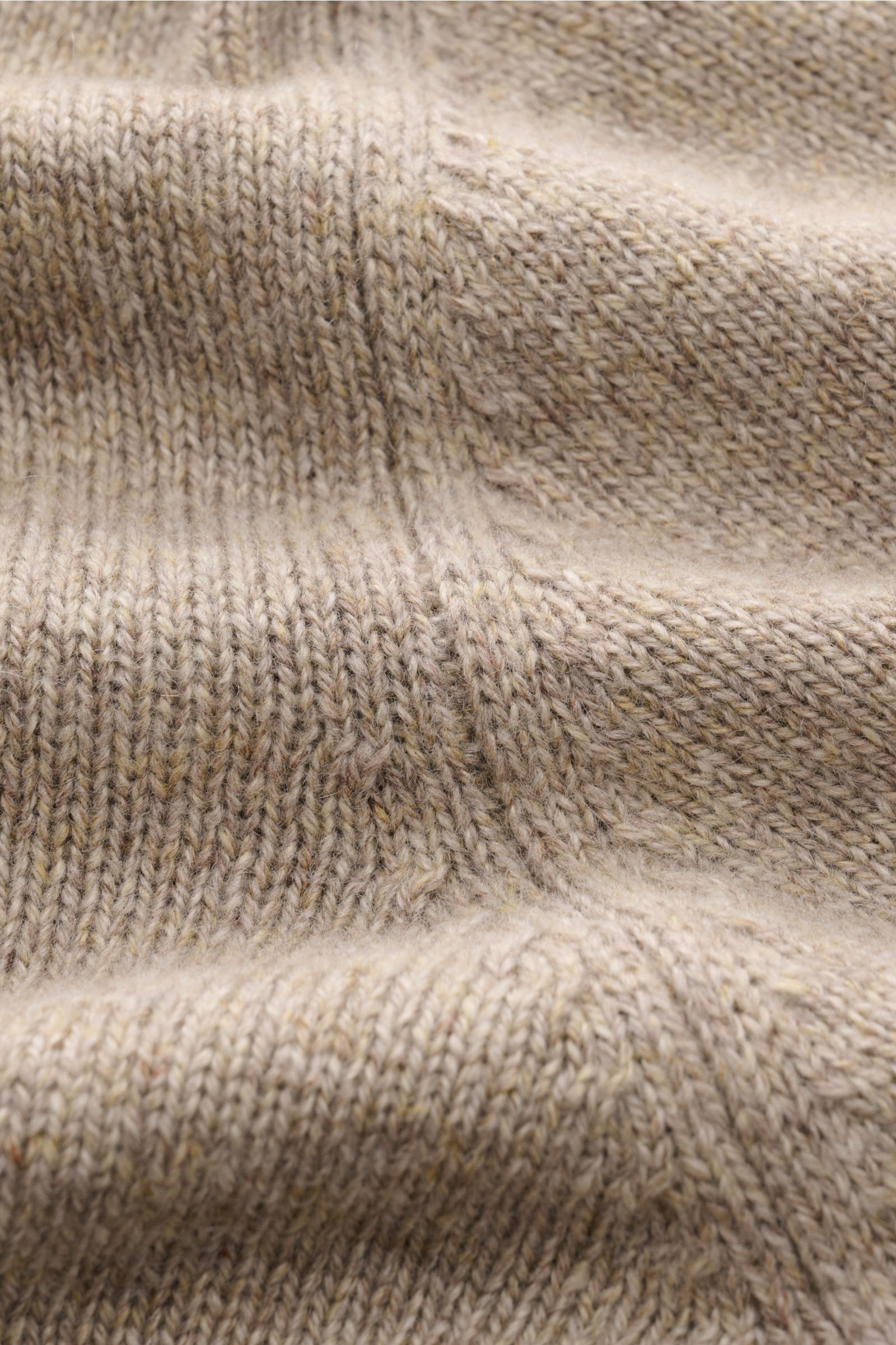 Close-up view of the Filippo de Laurentiis Cashmere Rollkragenpullover beige meliert showing fine knit texture and soft ribbed turtleneck, showcasing luxurious 100% cashmere material, soft touch, fine knit pattern, regular fit, ribbed roll neck, and flexi