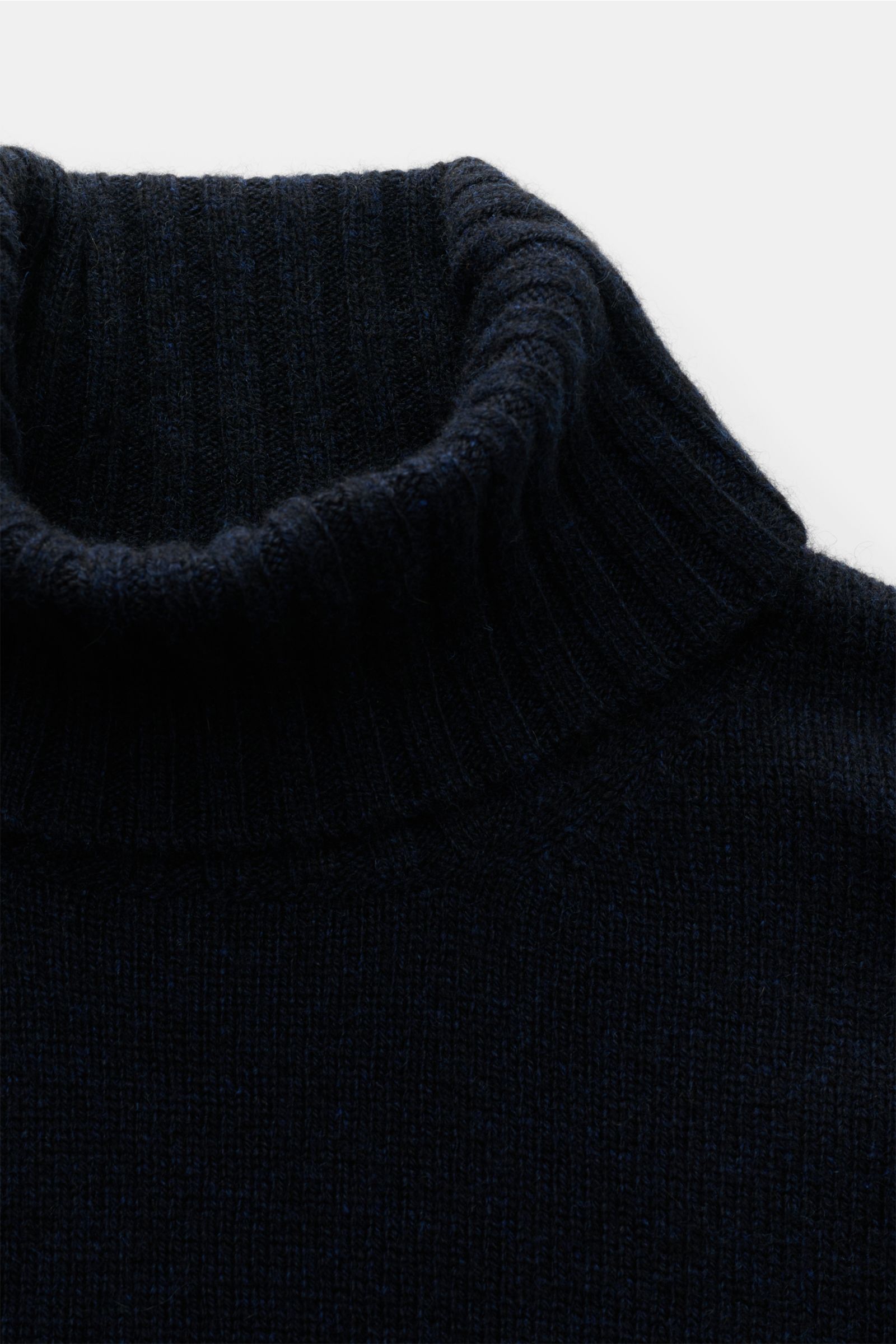 Filippo de Laurentiis Cashmere Rollkragenpullover navy in Nahaufnahme von oben, reiner Cashmere, weicher Griff, feines Strickbild, Regular Fit, Rollkragen in Rippstrick, flexible Rippbündchen.