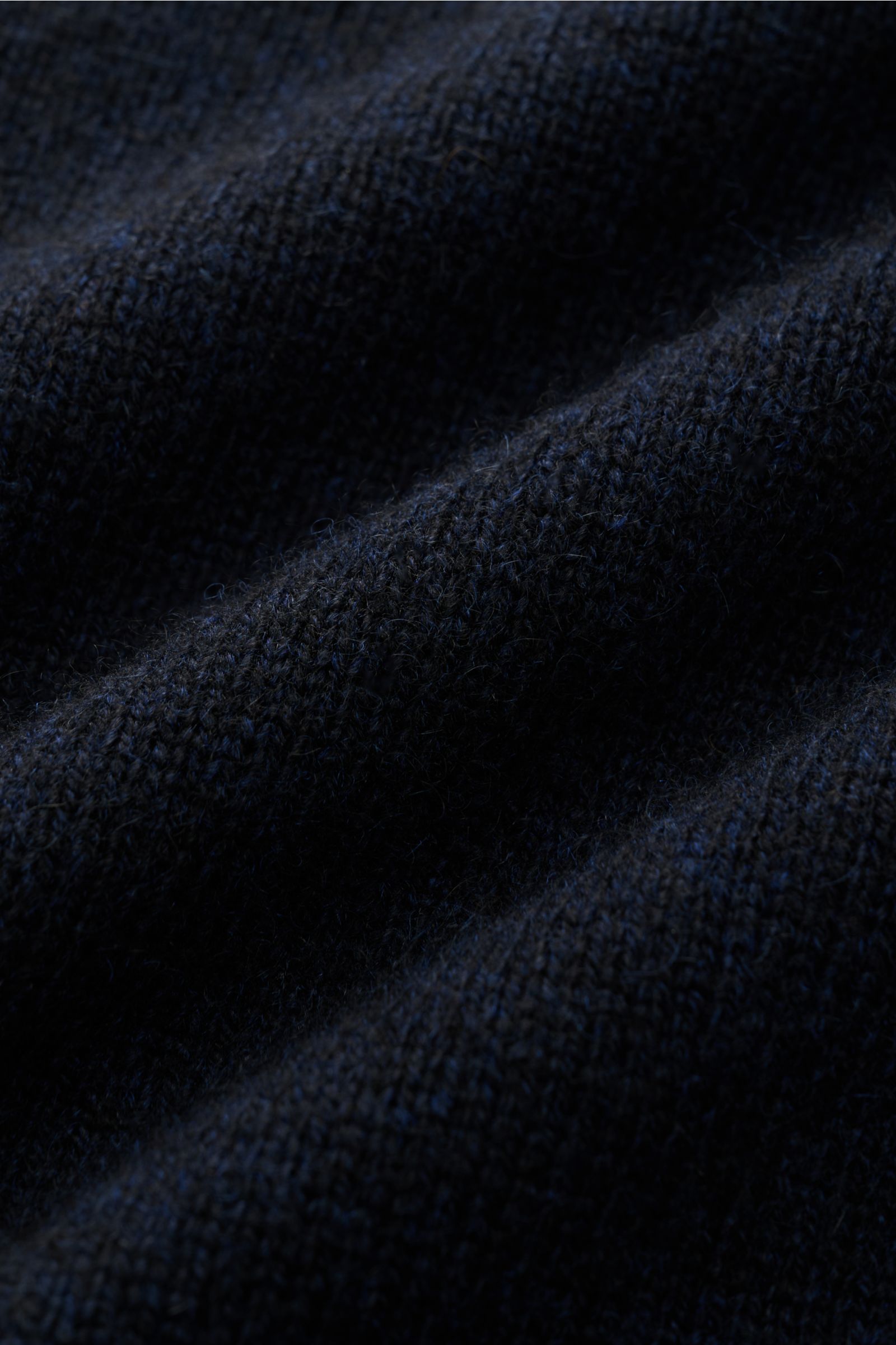 Filippo de Laurentiis Cashmere Rollkragenpullover navy, Detailaufnahme des feinen Strickbilds, reiner Cashmere, weicher Griff, Rippstrick-Rollkragen, flexible Bündchen.