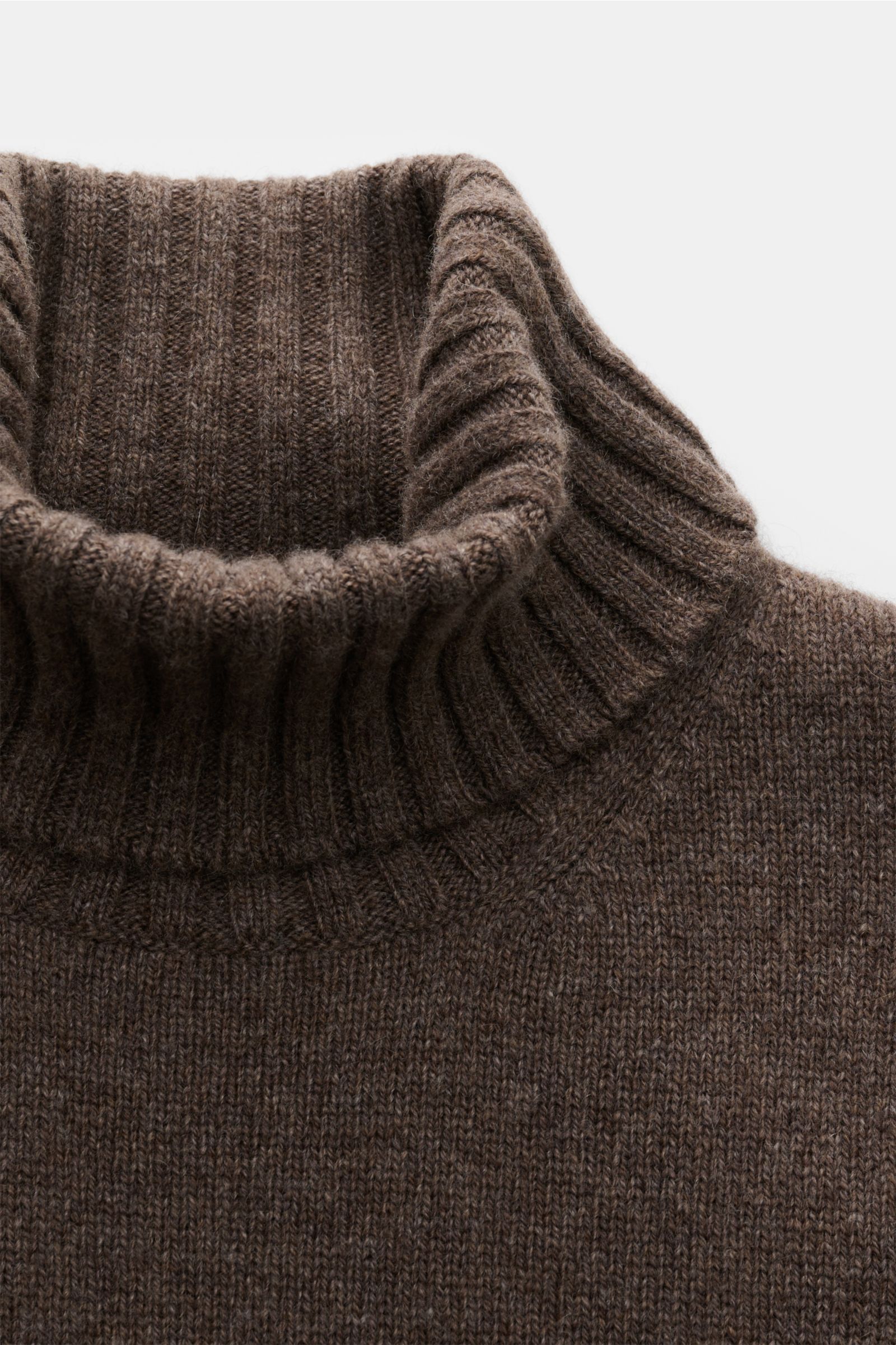 Close-up front view of the Filippo de Laurentiis Cashmere Rollkragenpullover graubraun meliert, showing the rib-knit turtleneck and fine knit texture. Luxuriöser Strick für Herbst und Winter: Der Rollkragenpullover von FILIPPO DE LAURENTIIS ist mit sei