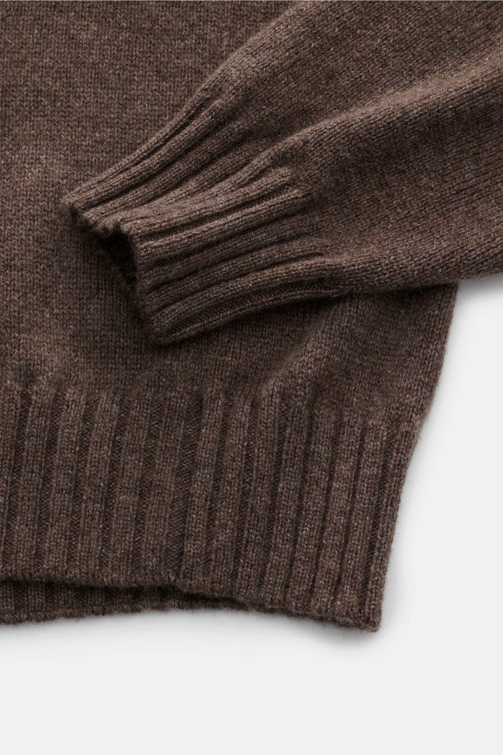 Close-up view of the Filippo de Laurentiis Cashmere Rollkragenpullover graubraun meliert, showcasing its soft, fine knit texture and ribbed turtleneck and cuffs. Luxuriöser Strick für Herbst und Winter: Der Rollkragenpullover von FILIPPO DE LAURENTIIS ist