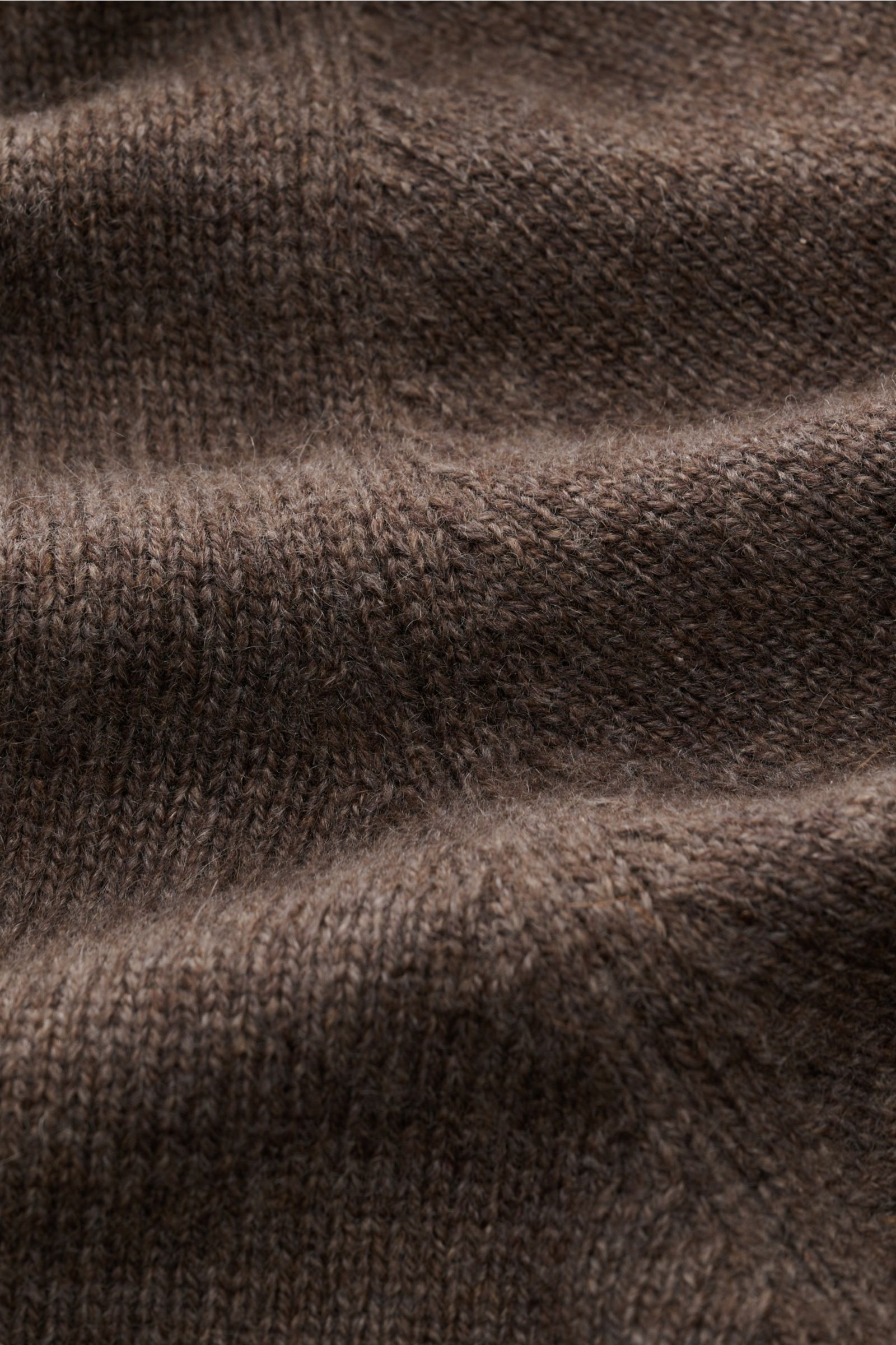 Close-up front view of Filippo de Laurentiis Cashmere Rollkragenpullover graubraun meliert showing fine knit texture and soft material.

Luxuriöser Strick für Herbst und Winter: Der Rollkragenpullover von FILIPPO DE LAURENTIIS ist mit seinem feinen Mat