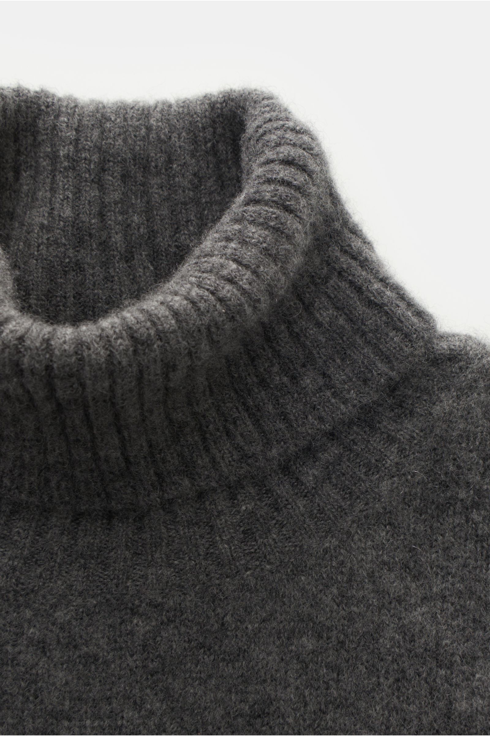 Filippo de Laurentiis Rollkragenpullover dunkelgrau meliert, Slim Fit, mittelfeines Strickbild, weicher Griff, aus Cashmere, Seide, Microfaser, Nahaufnahme von oben.