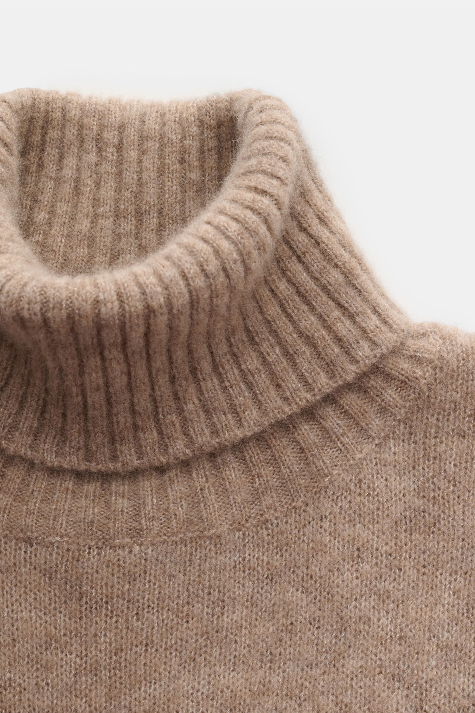 Filippo de Laurentiis Rollkragenpullover beige meliert, Nahaufnahme von oben, Slim Fit, mittelfeines Strickbild, weicher Griff, Rippbündchen, Mix aus Cashmere, Seide und Microfaser.
