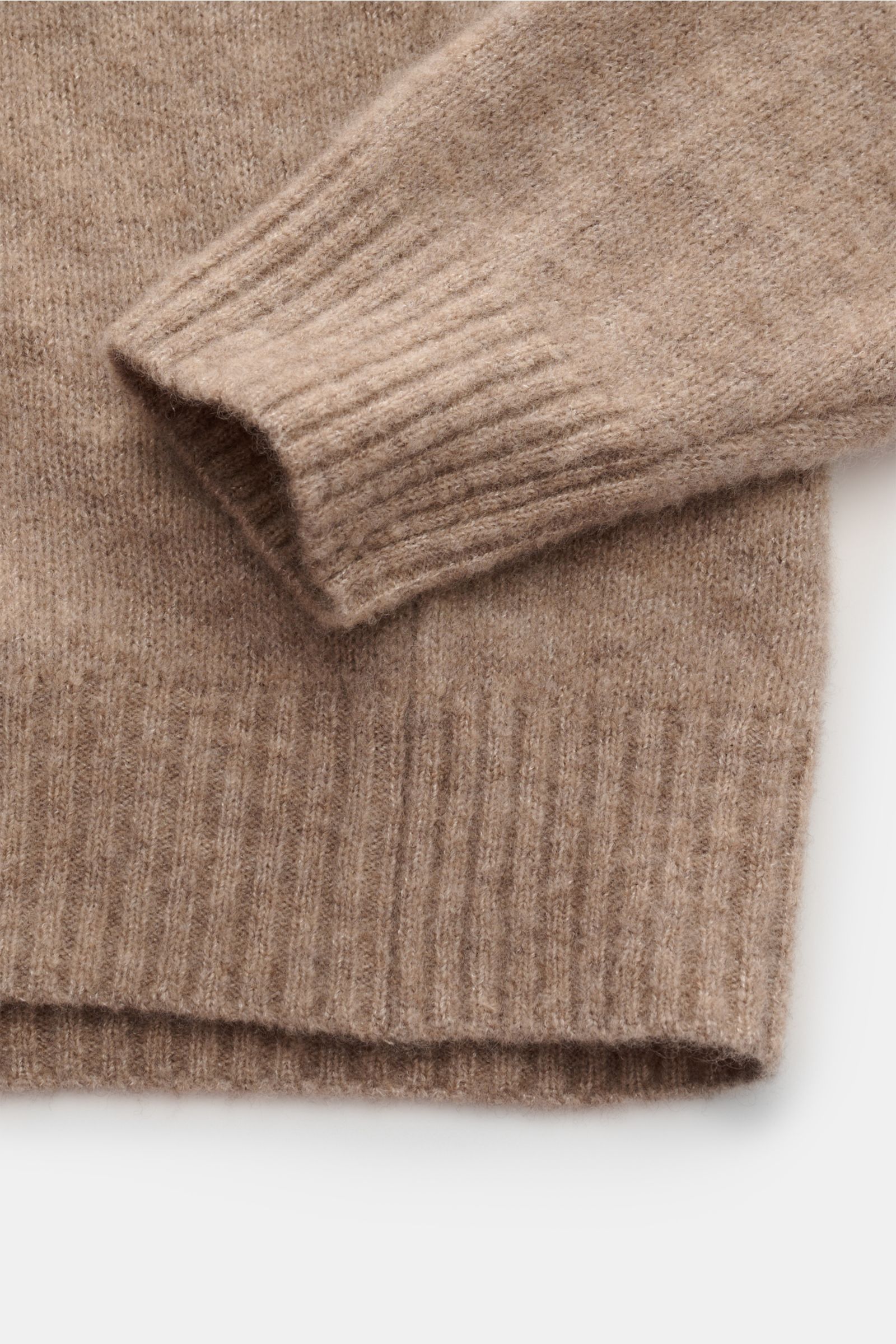 Nahaufnahme des Filippo de Laurentiis Rollkragenpullovers beige meliert von oben, Slim Fit, mittelfeines Strickbild, weicher Griff, Mix aus Cashmere, Seide, Microfaser, anliegender Rollkragen, flexible Rippbündchen.