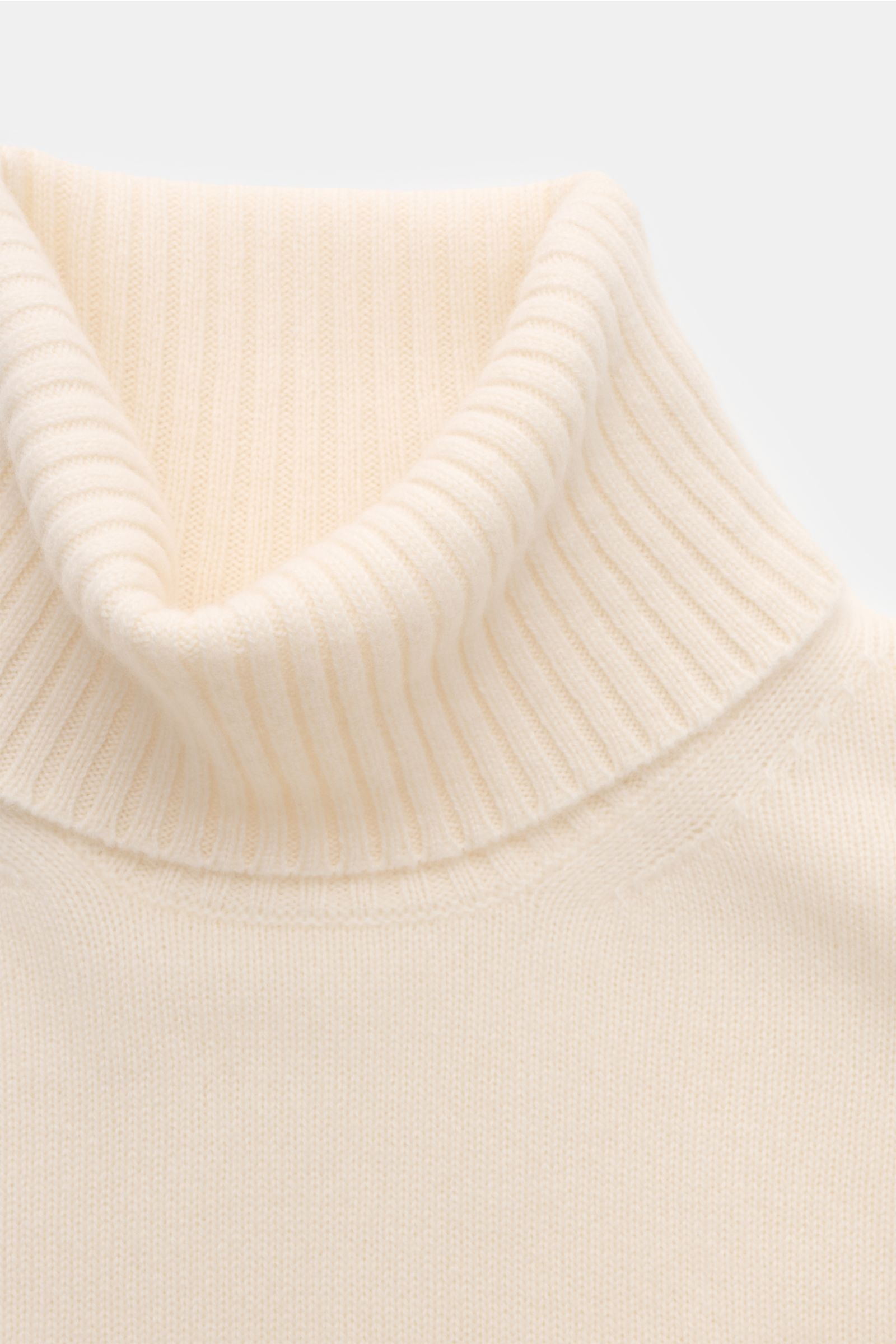 Lunaria Cashmere Cashmere Rollkragenpullover creme in Nahaufnahme von oben, weicher Slim Fit mit Rippstrick-Rollkragen und Bündchen, reiner Cashmere.
