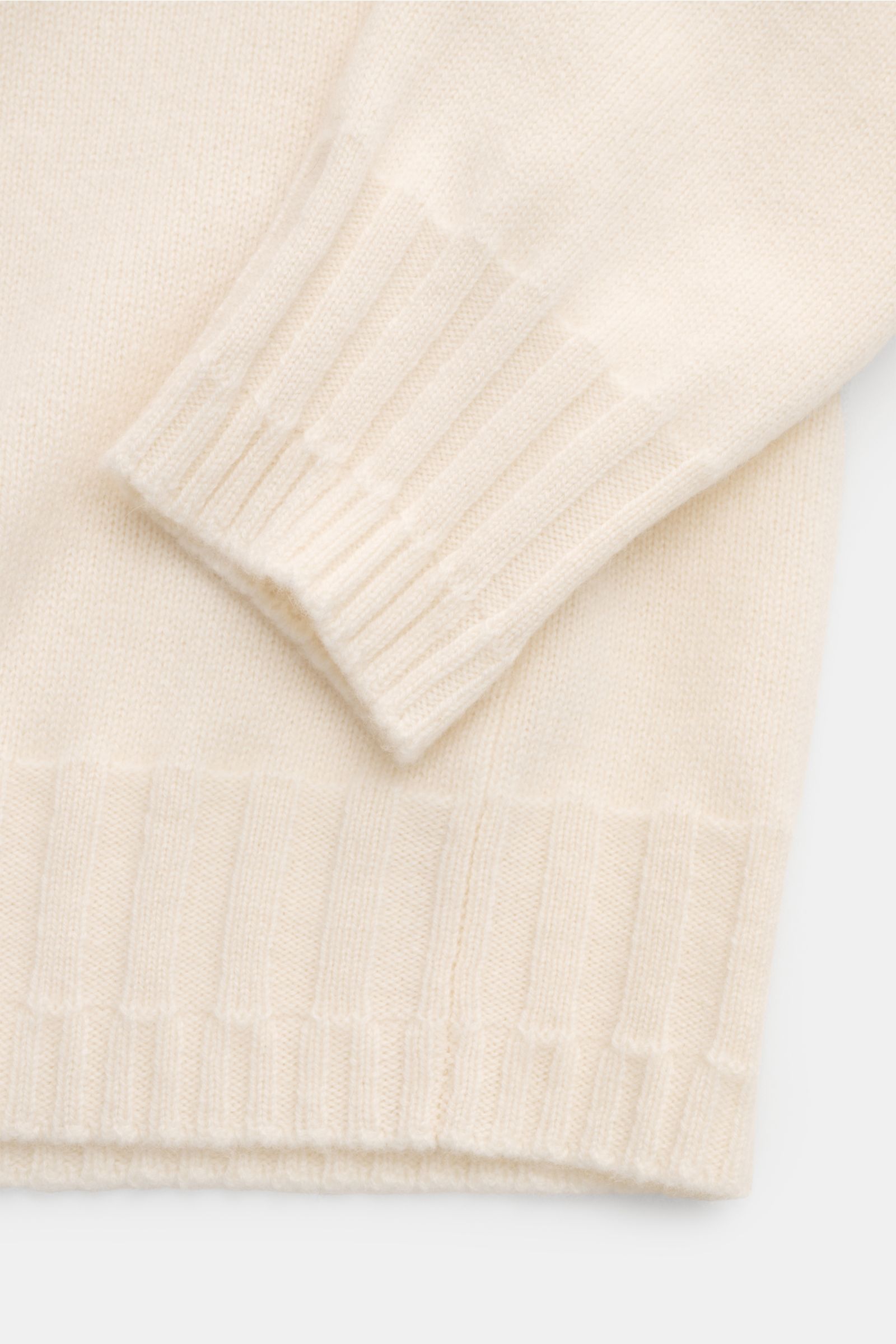Nahaufnahme des Lunaria Cashmere Cashmere Rollkragenpullovers creme von oben, zeigt weichen Slim Fit mit Rippstrick an Bündchen und Rollkragen, mittelfeines Strickbild, reiner Cashmere für maximalen Komfort und Wärme.