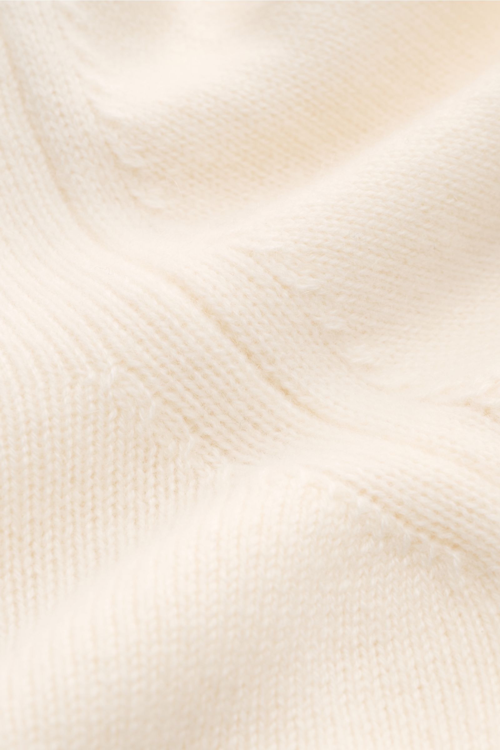 Nahaufnahme des Lunaria Cashmere Cashmere Rollkragenpullovers creme, weicher Stoff mit mittelfeinem Strickbild, Rippstrick-Rollkragen und Bündchen für maximalen Komfort und Wärme.