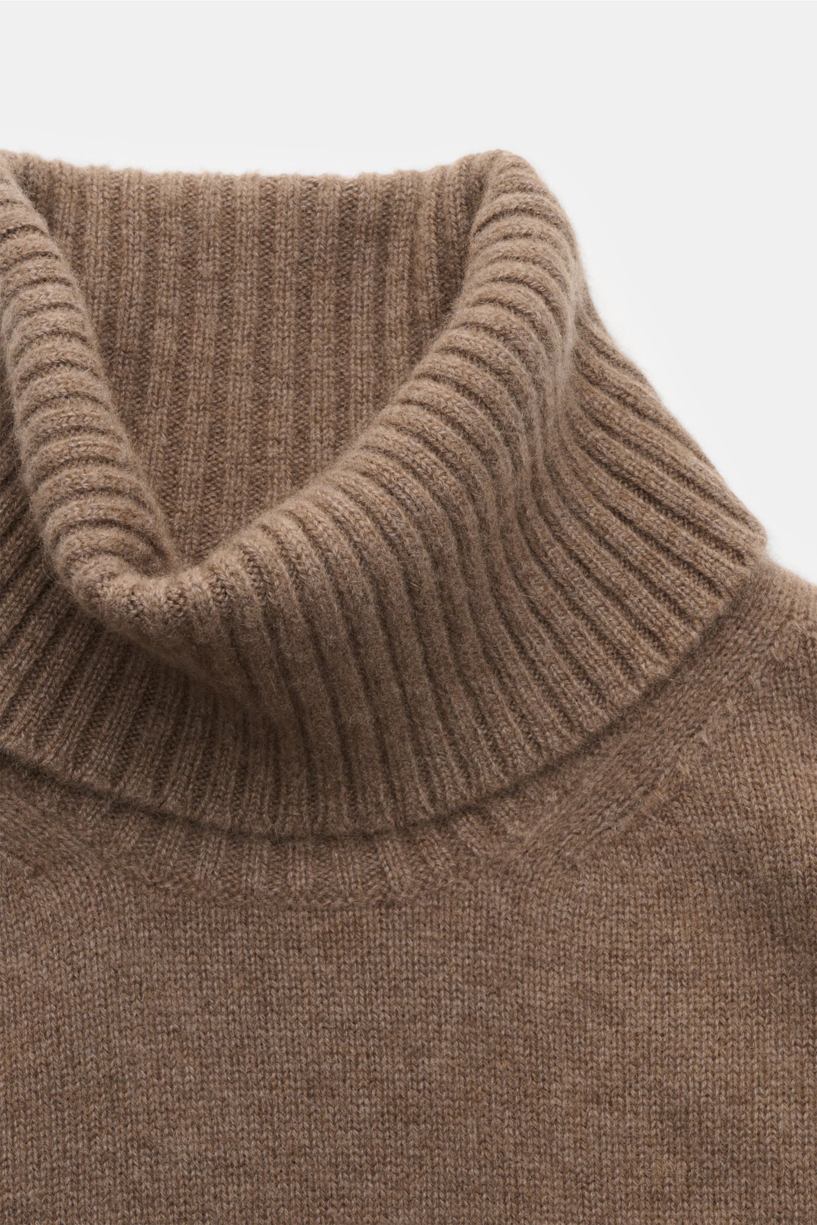 Lunaria Cashmere Cashmere Rollkragenpullover graubraun, Nahaufnahme von oben, weicher Slim Fit mit Rippstrick-Rollkragen und Bündchen.