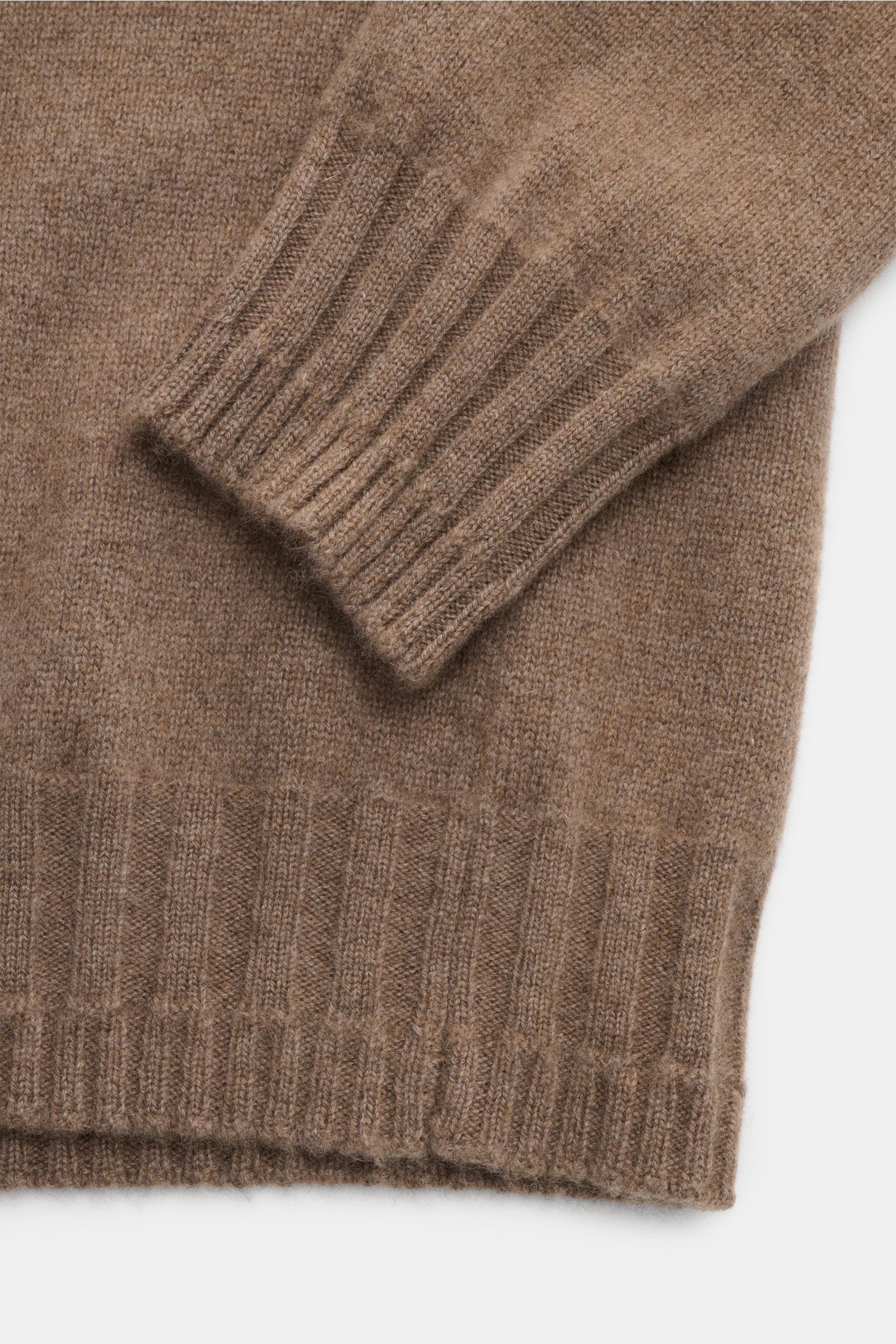 Lunaria Cashmere Cashmere Rollkragenpullover graubraun, Detailaufnahme von Ärmel und Saum mit weichem Griff, mittelfeinem Strick und Rippbündchen.