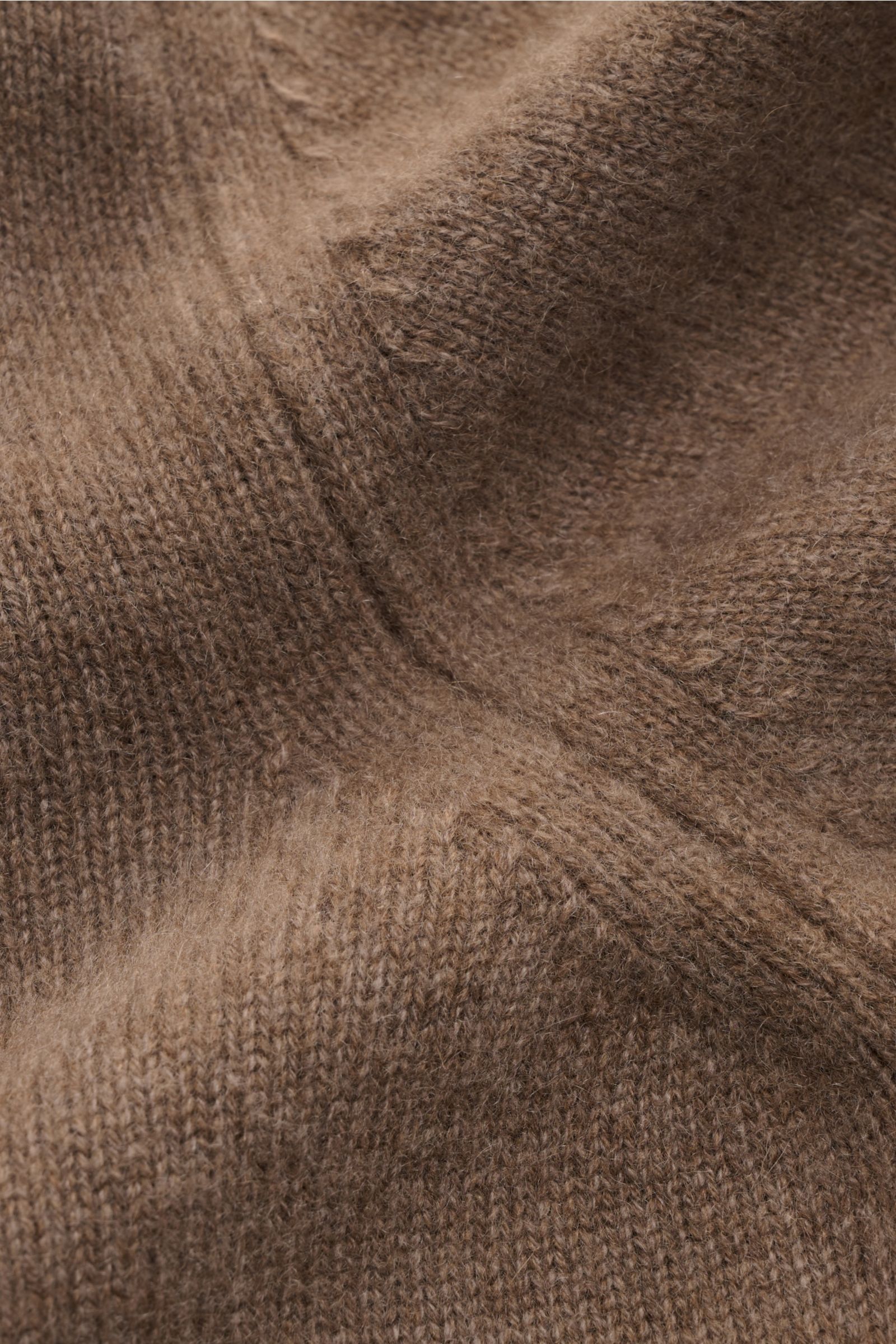 Lunaria Cashmere Cashmere Rollkragenpullover graubraun, Detailaufnahme aus Nahperspektive, weicher Rippstrick, reiner Cashmere, Slim Fit, warme, komfortable Bündchen.