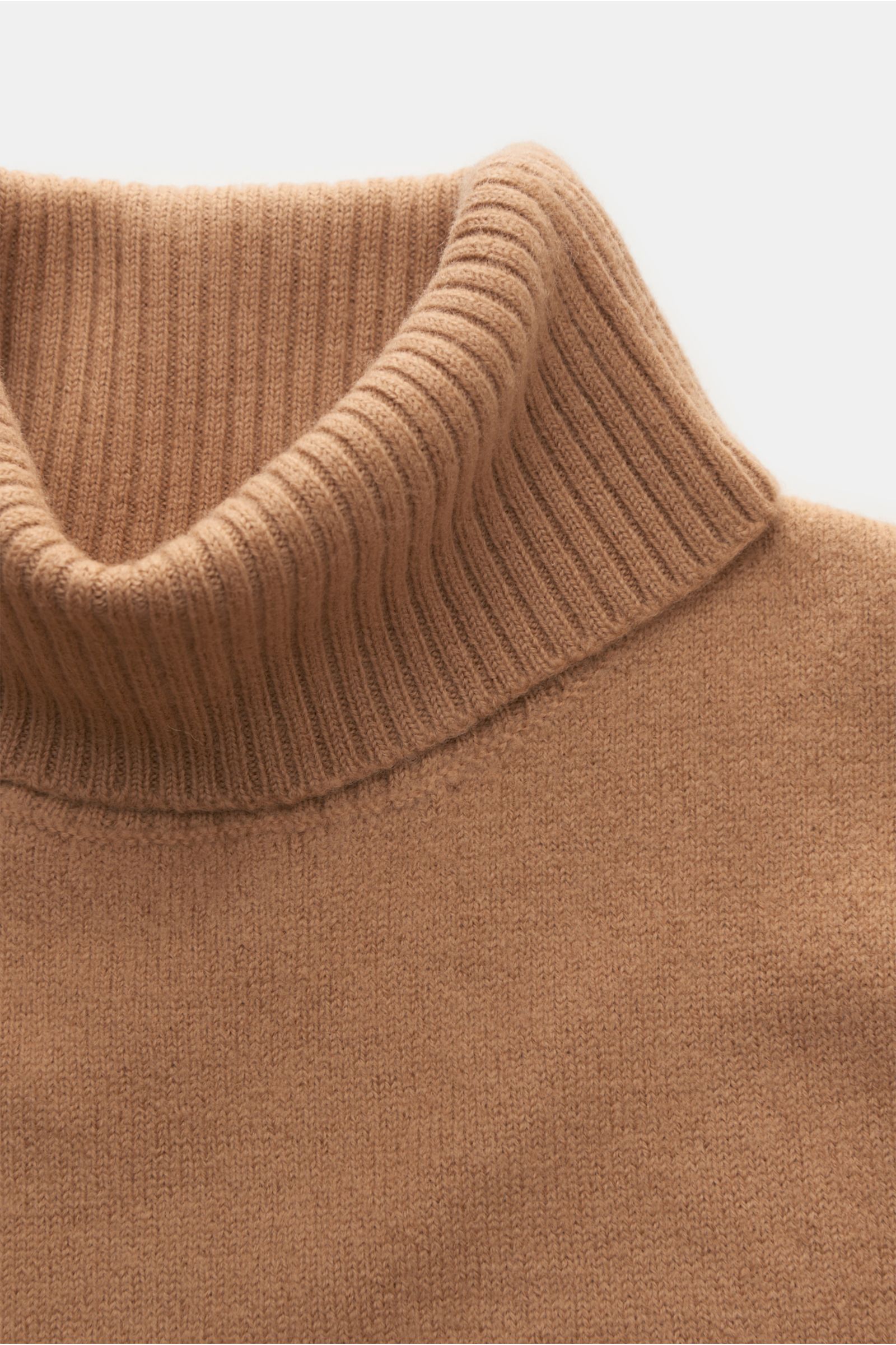 Close-up front view of A.P.C. Rollkragenpullover 'Walter' camel, showing its anliegender Rollkragen aus Rippstrick, reine Wolle, weicher Griff, mittelfeines Strickbild, Regular Fit, flexible Rippbündchen, and dezentes Logo auf der Vorderseite.