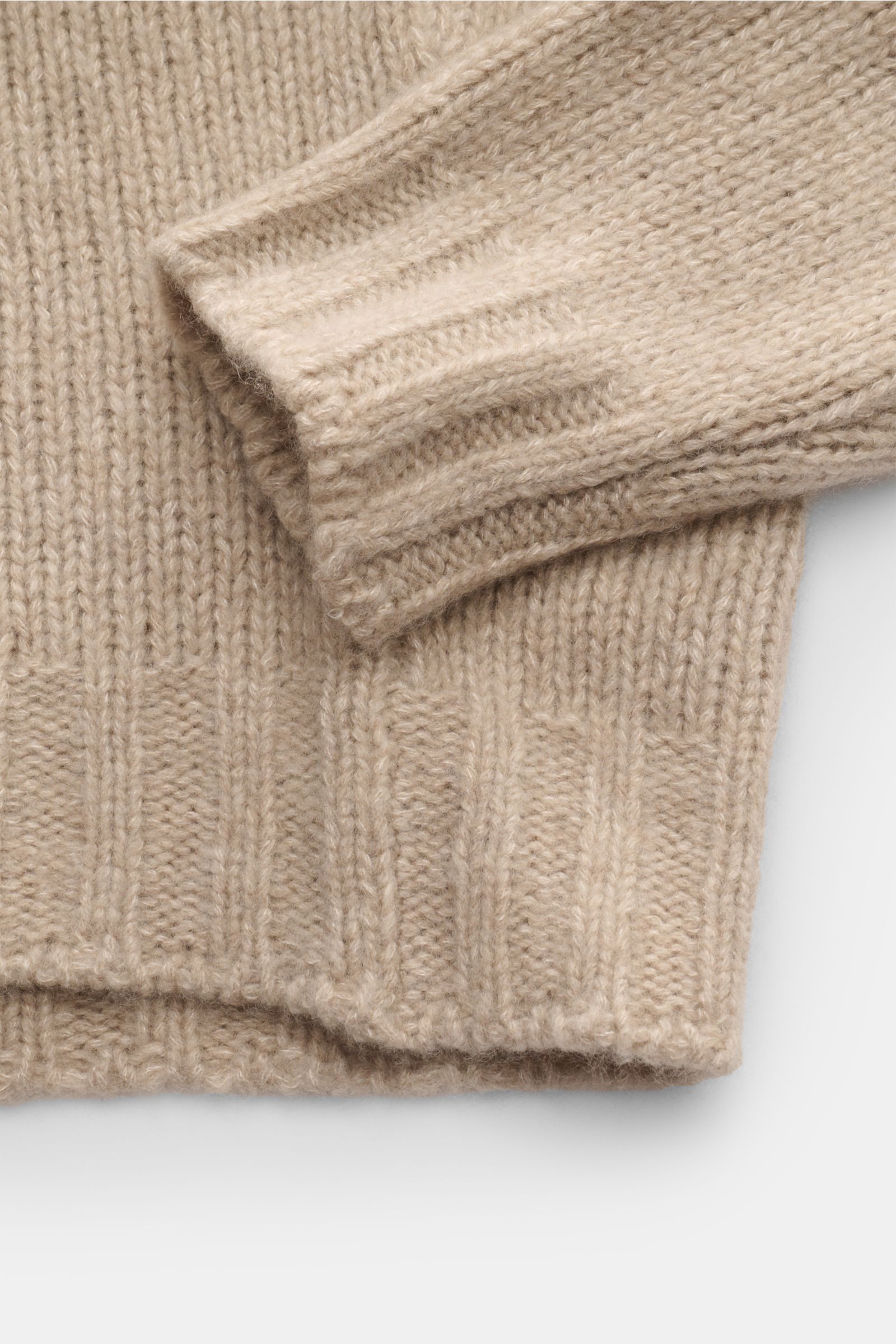 Fedeli Rollkragenpullover 'Derby' beige meliert, Detailfoto von Ärmel und Saum, grobes Strickbild, Rippbündchen, Mix aus Cashmere und Seide, Regular Fit, weicher Griff.