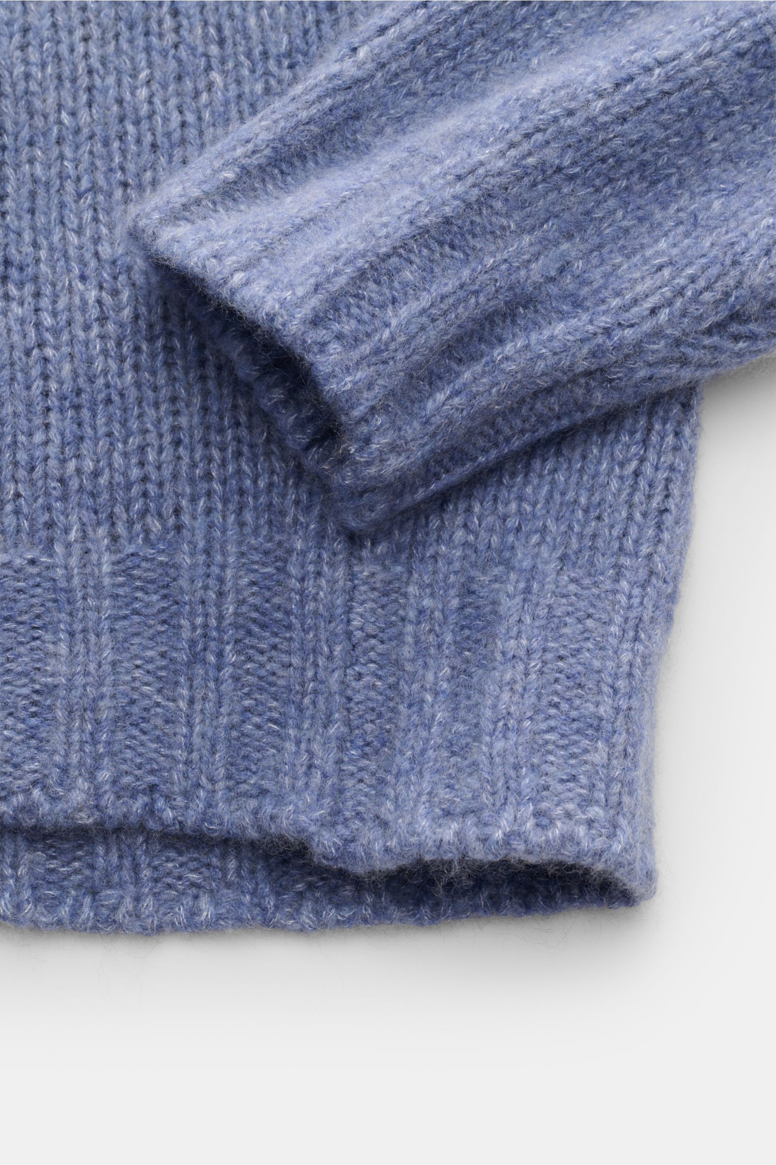 Close-up image of the Fedeli Rollkragenpullover 'Derby' rauchblau meliert, showing the sleeve and bottom hem from a top-down perspective. Mix aus Cashmere und Seide, sehr weicher, voluminöser Griff, grobes Strickbild, Regular Fit, Rollkragen, komfortable 