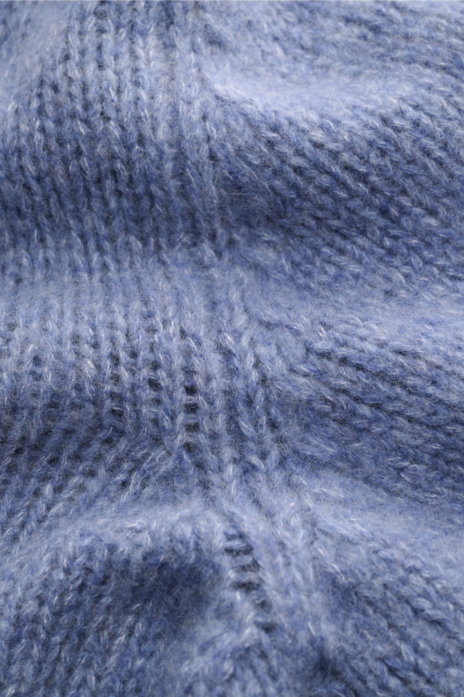 Close-up from above of the Fedeli Rollkragenpullover 'Derby' rauchblau meliert showing a mix of cashmere and silk, very soft, voluminous feel, coarse knit pattern, regular fit, turtleneck, and comfortable ribbed cuffs.