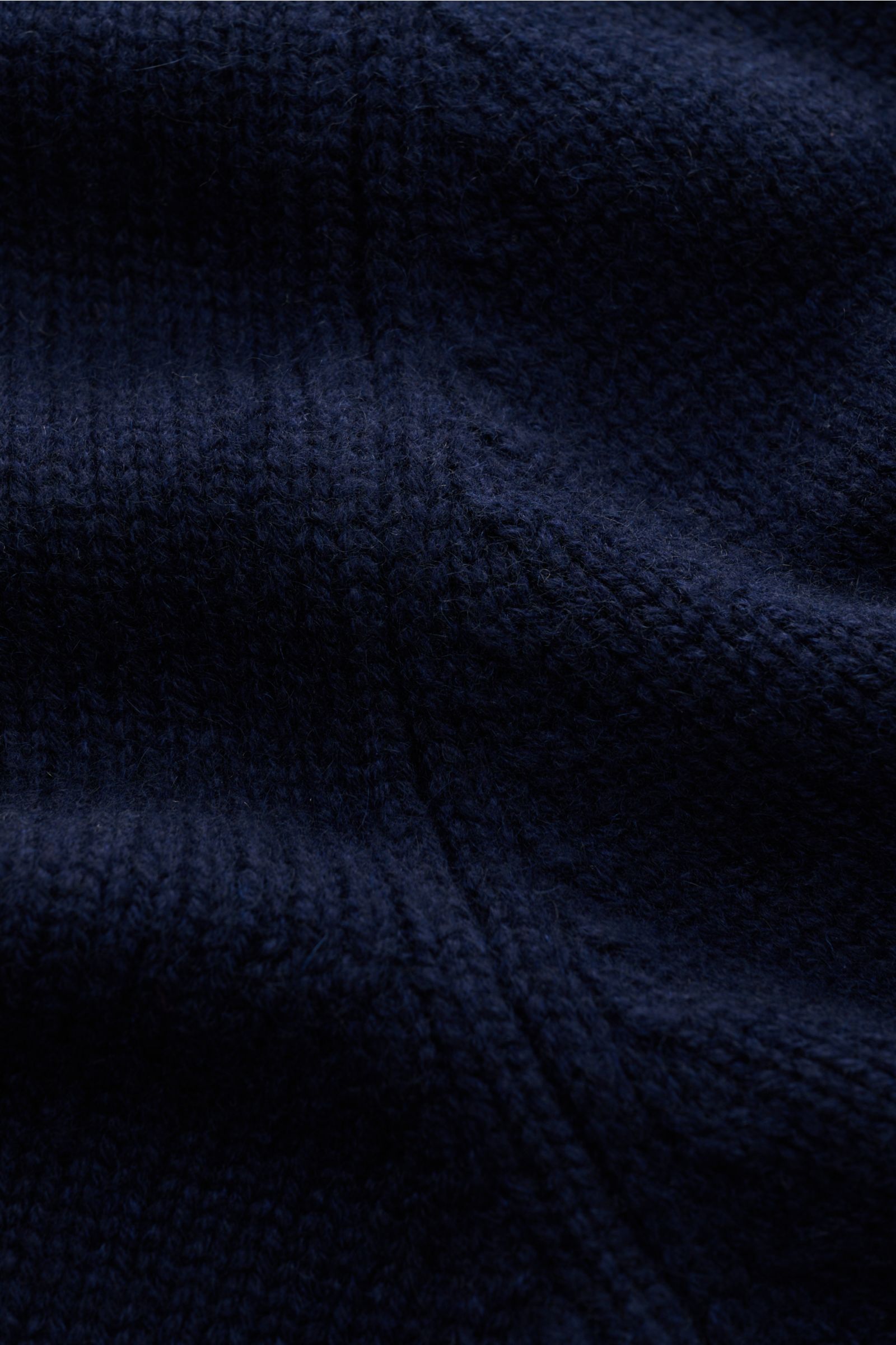 Fedeli Cashmere Rollkragenpullover navy in Nahaufnahme, mittelfeines Strickbild, weicher Griff, Slim Fit, Rippstrickkragen und flexible Bündchen.
