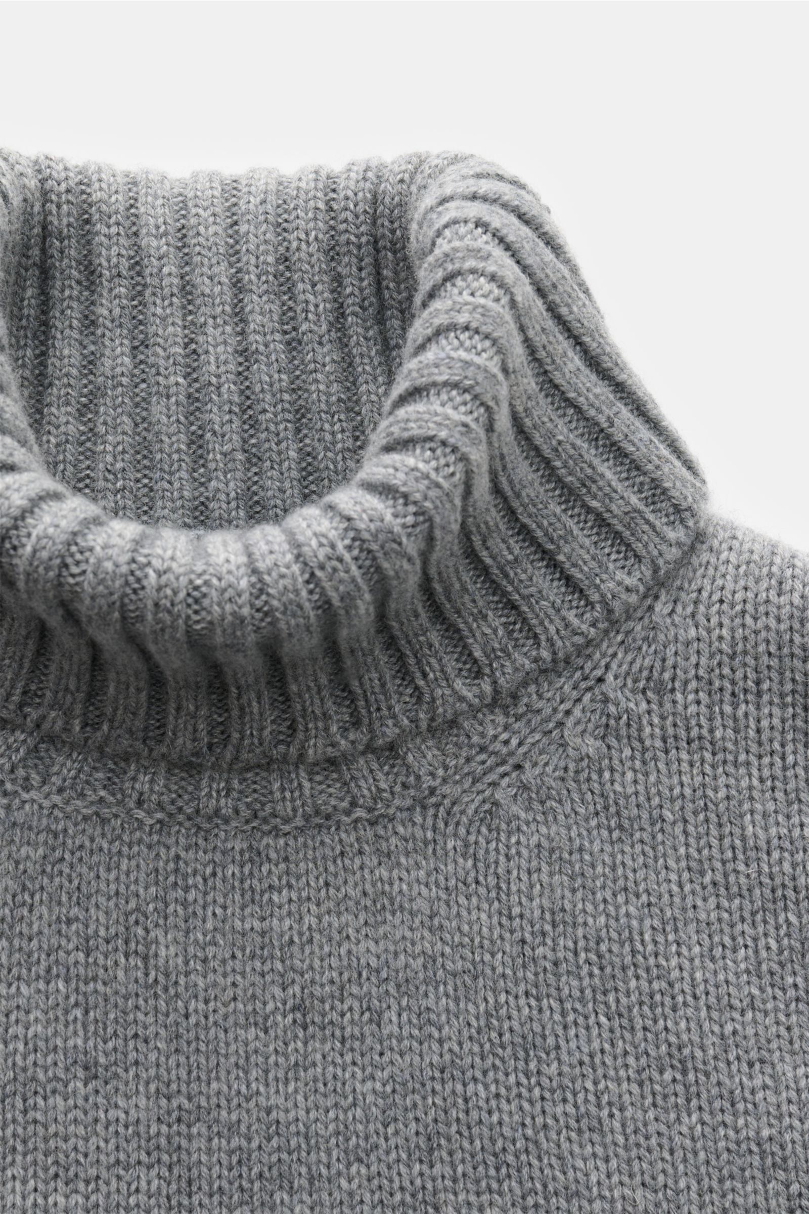 Fedeli Cashmere Rollkragenpullover grau meliert, mittelfeines Strickbild, weicher Griff, Slim Fit, Rollkragen in Rippstrick, flexible Rippbündchen, Nahaufnahme von oben.