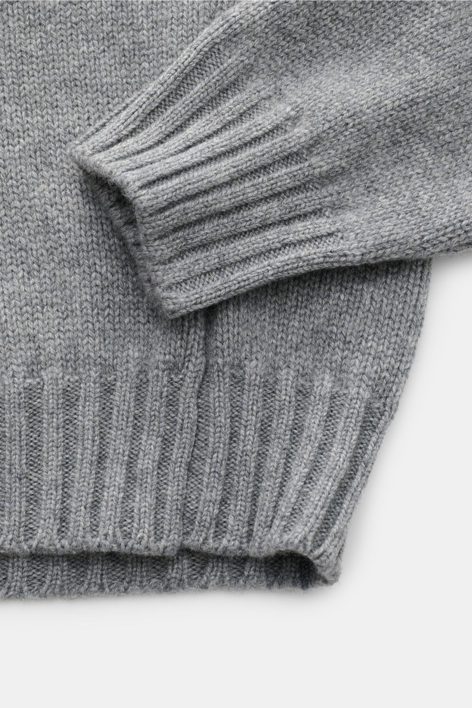 Fedeli Cashmere Rollkragenpullover grau meliert, Detailaufnahme von Ärmel und Saum, weicher Griff, reiner Cashmere, Slim Fit, mittelfeines Strickbild.