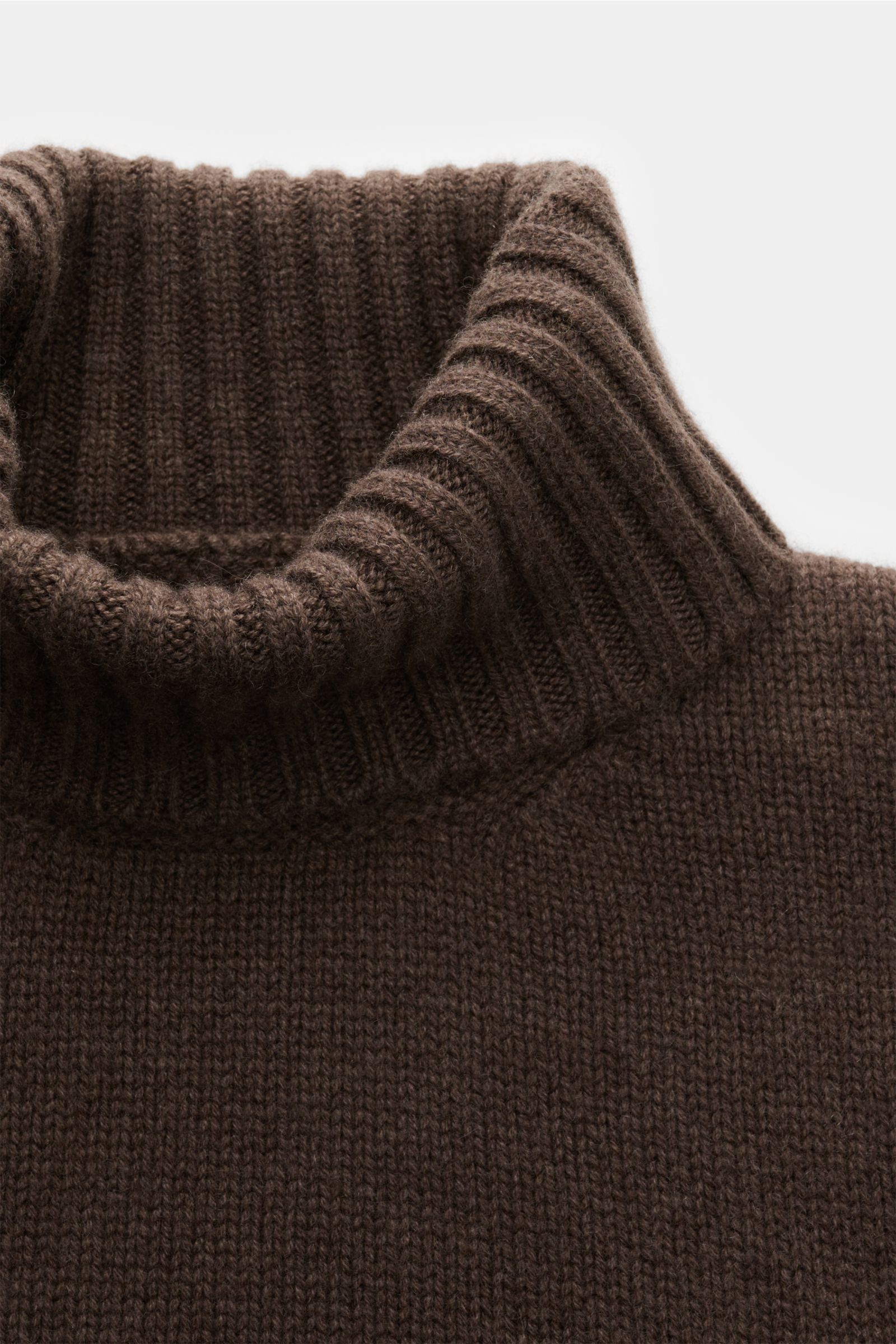 Close-up front view of Fedeli Cashmere Rollkragenpullover dunkelbraun with ribbed turtleneck, soft pure cashmere, slim fit, and flexible cuffs.

Stilvoll durch die kalte Jahreszeit: Der Rollkragenpullover des italienischen Labels FEDELI wird mit seinem
