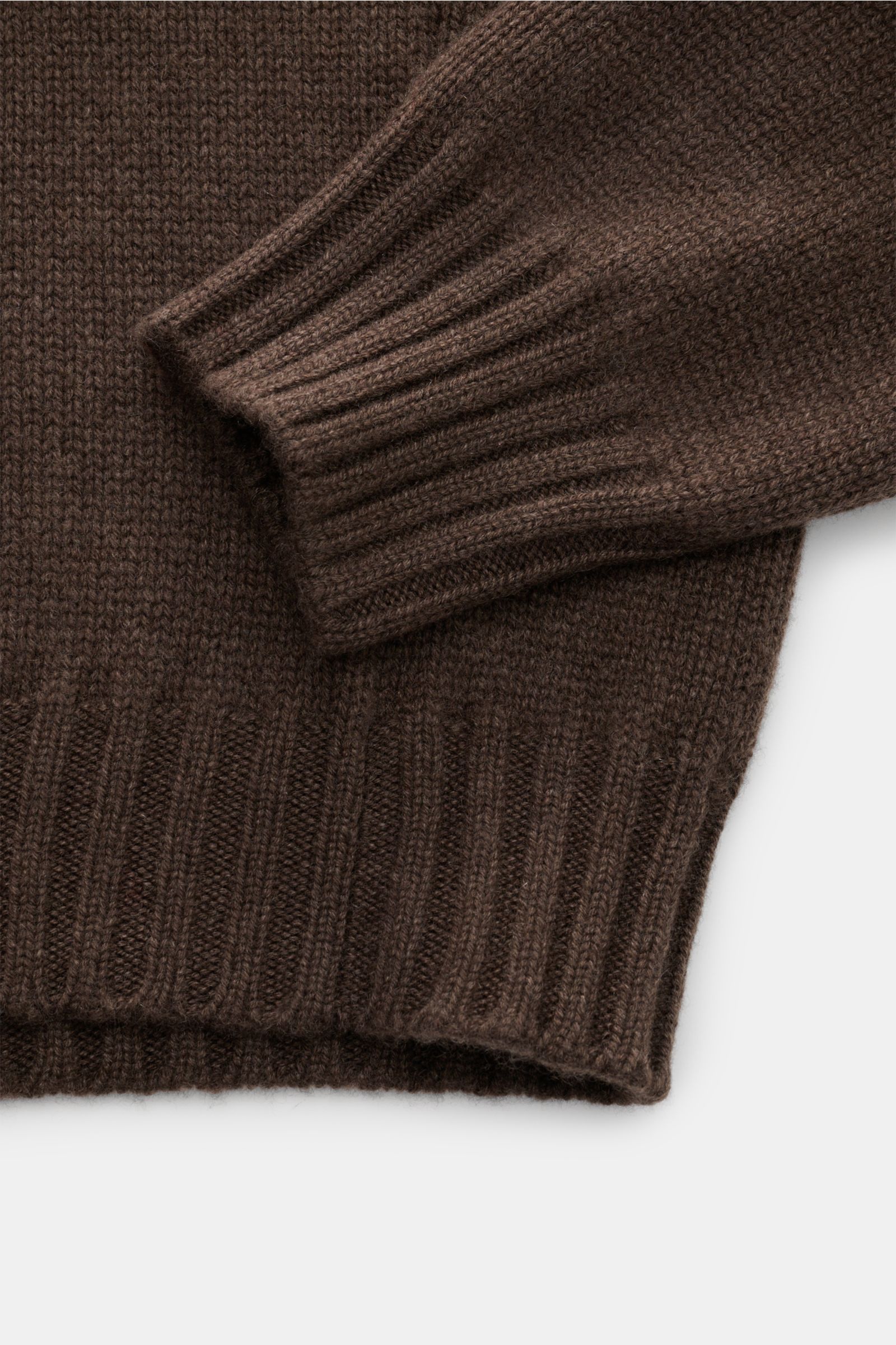 Nahaufnahme des Fedeli Cashmere Rollkragenpullovers dunkelbraun von oben, mit feinem Strick, weichem Griff, Slim Fit, Rippstrickkragen und flexiblen Bündchen.