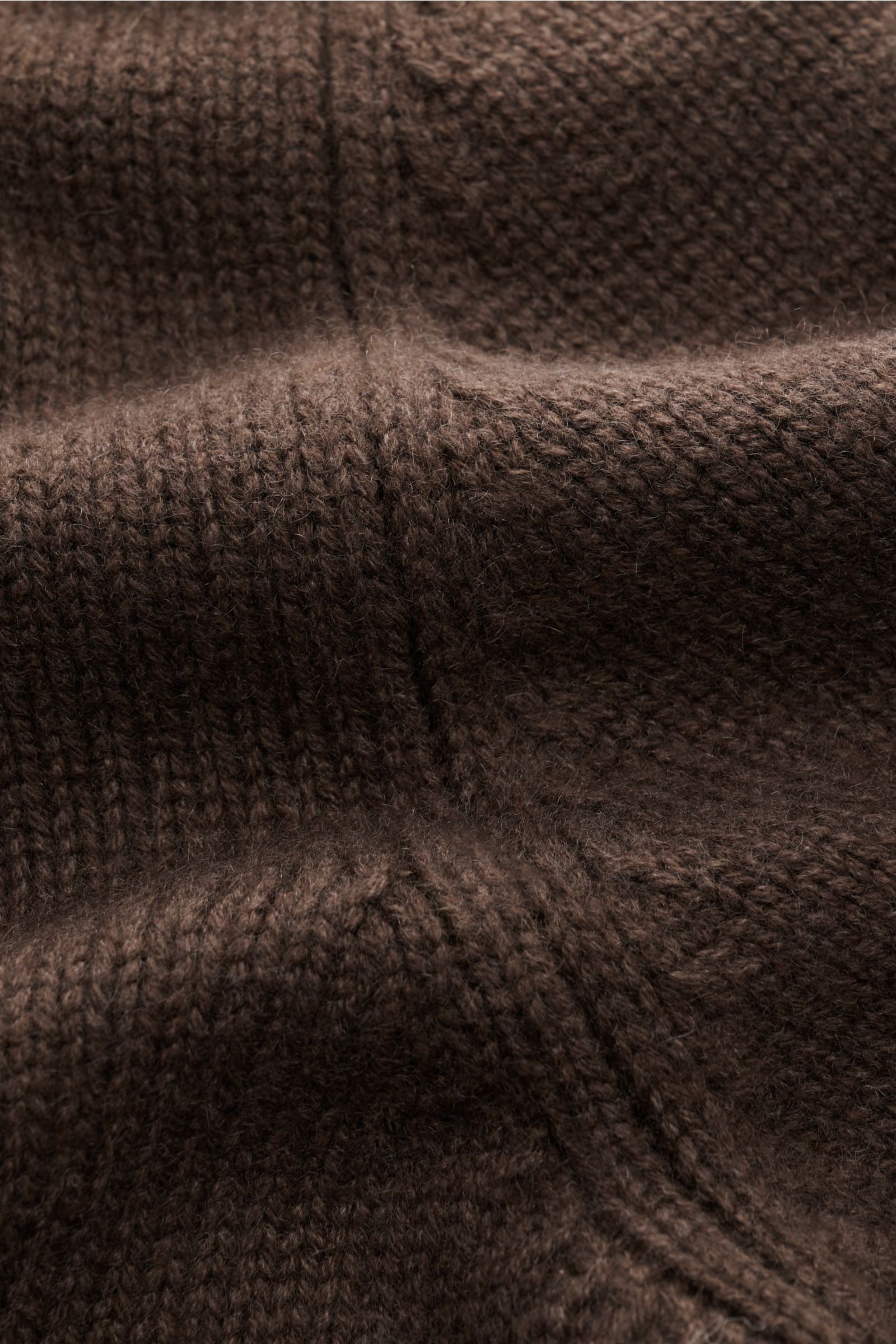Close-up view of the Fedeli Cashmere Rollkragenpullover dunkelbraun fabric showing its soft, medium-fine knit texture and ribbed pattern.

Description: Stilvoll durch die kalte Jahreszeit: Der Rollkragenpullover des italienischen Labels FEDELI wird mit