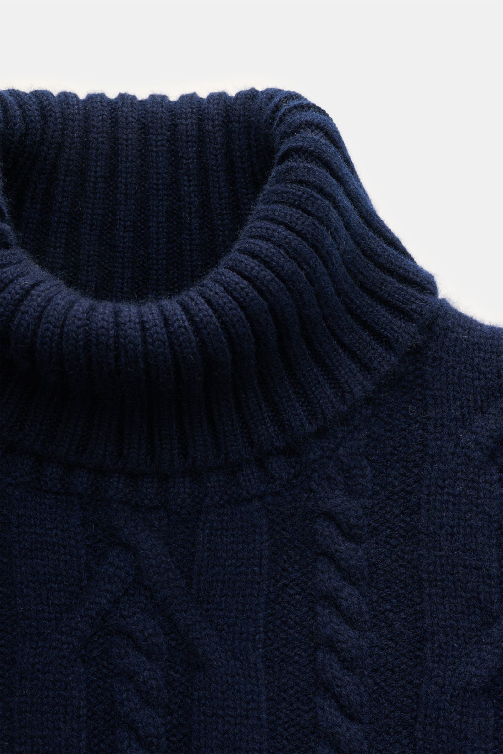 Close-up front view of Fedeli Cashmere Rollkragenpullover 'Moena' navy, a slim-fit, pure cashmere winter sweater with a soft feel, chunky cable-knit pattern, fitted turtleneck, and comfortable ribbed cuffs. 

Der Inbegriff eines Winterpullovers ist das