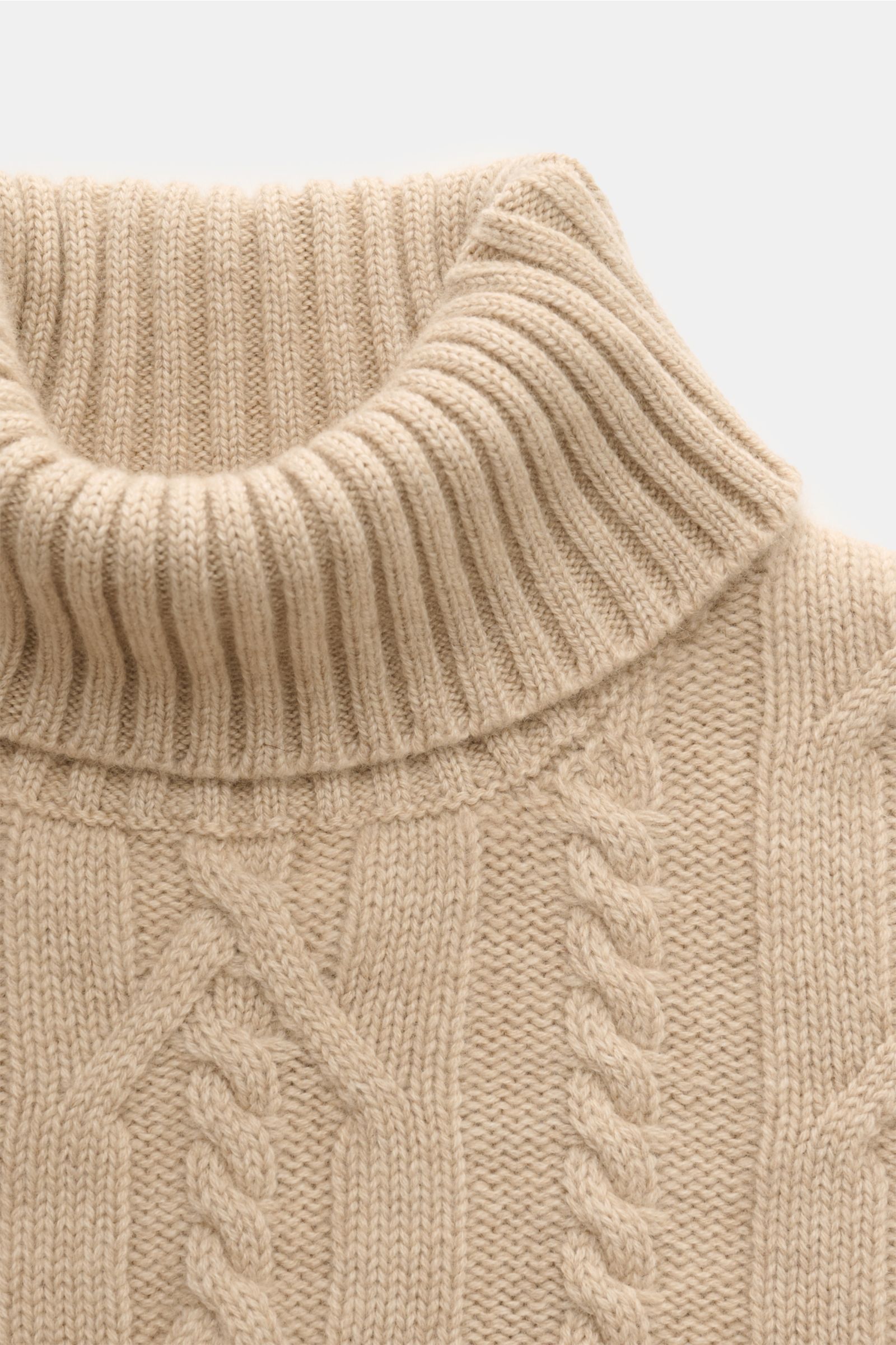 Close-up front view of Fedeli Cashmere Rollkragenpullover 'Moena' beige, a slim fit winter sweater with thick cable-knit pattern and soft rollneck collar.

Description: Der Inbegriff eines Winterpullovers ist das Cable-Knit-Modell 'Moena' mit Rollkrage