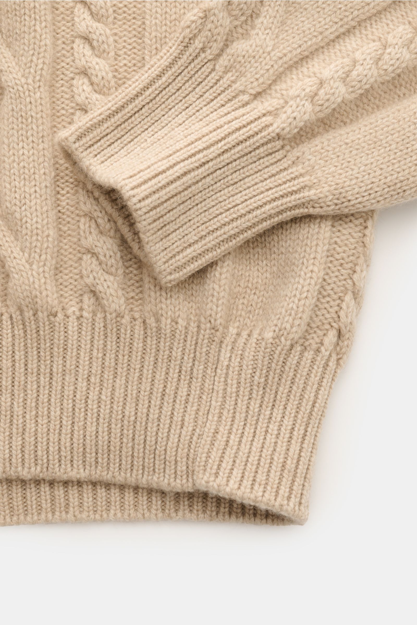 Close-up top-down view of Fedeli Cashmere Rollkragenpullover 'Moena' beige showing cable-knit pattern, ribbed cuffs, and hem.

Description: Der Inbegriff eines Winterpullovers ist das Cable-Knit-Modell 'Moena' mit Rollkragen aus reinem Cashmere von FED